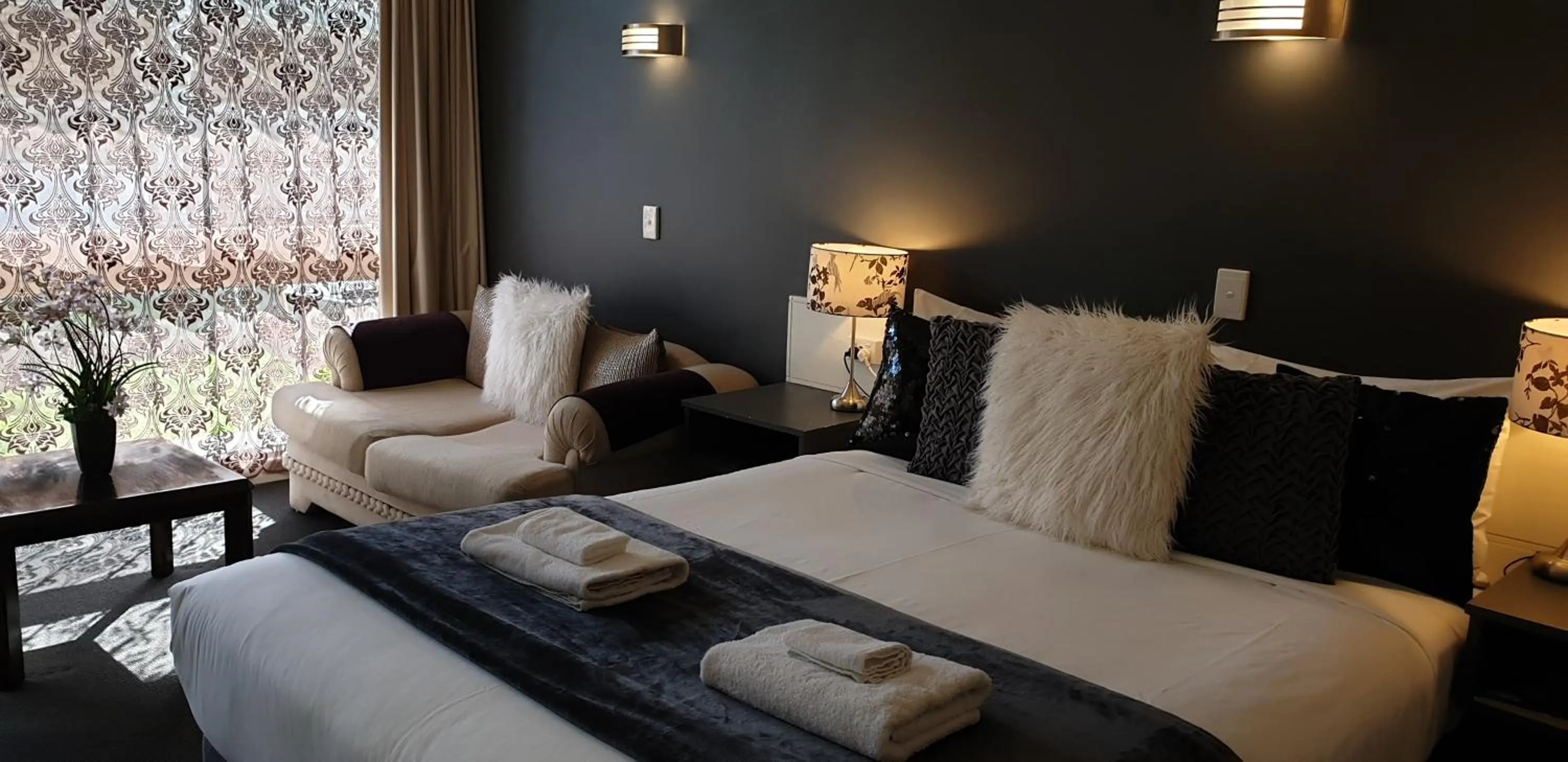 Photo of the whole room, Bed in Sandpipers @ Millicent