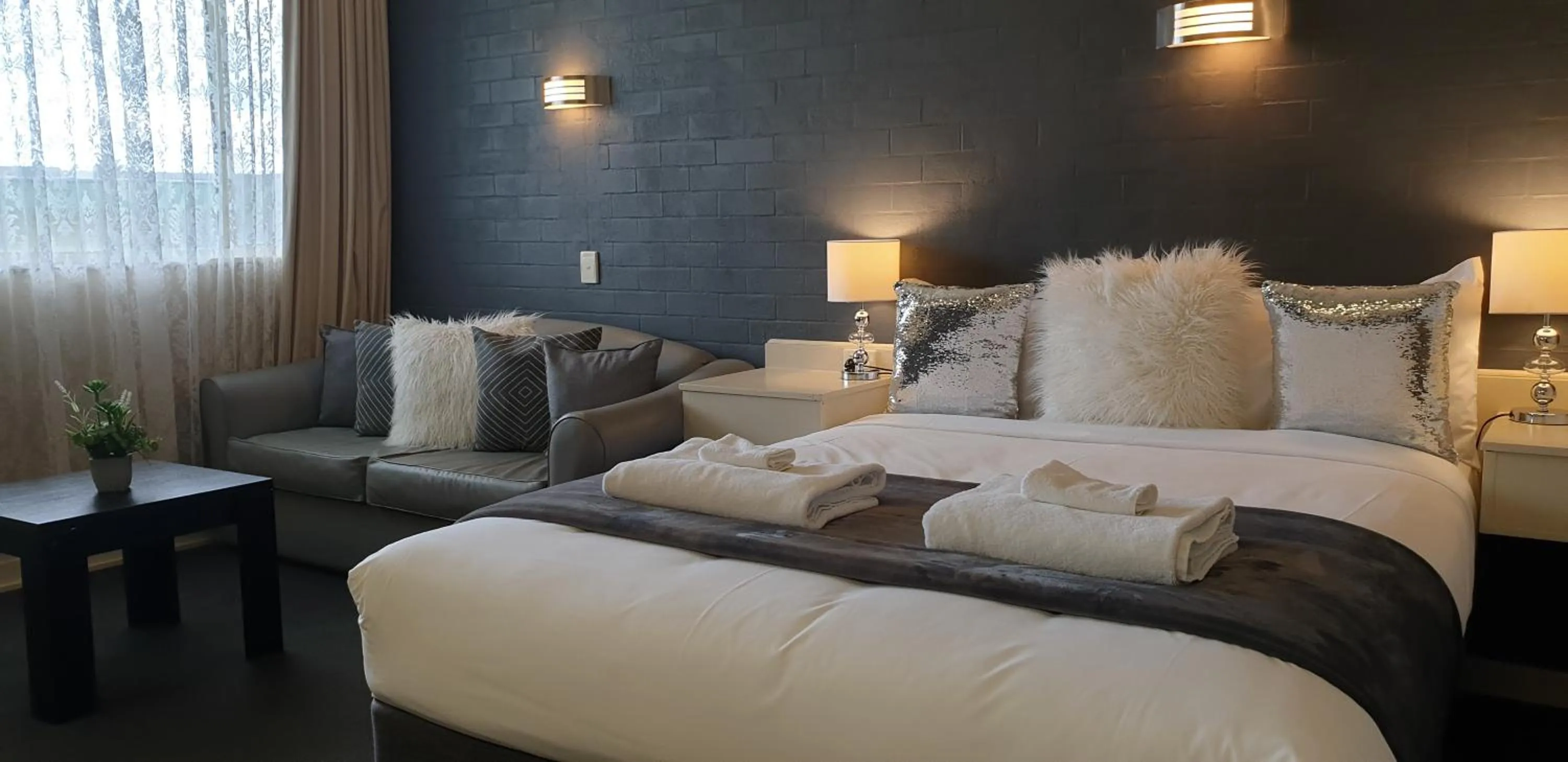 Photo of the whole room, Bed in Sandpipers @ Millicent