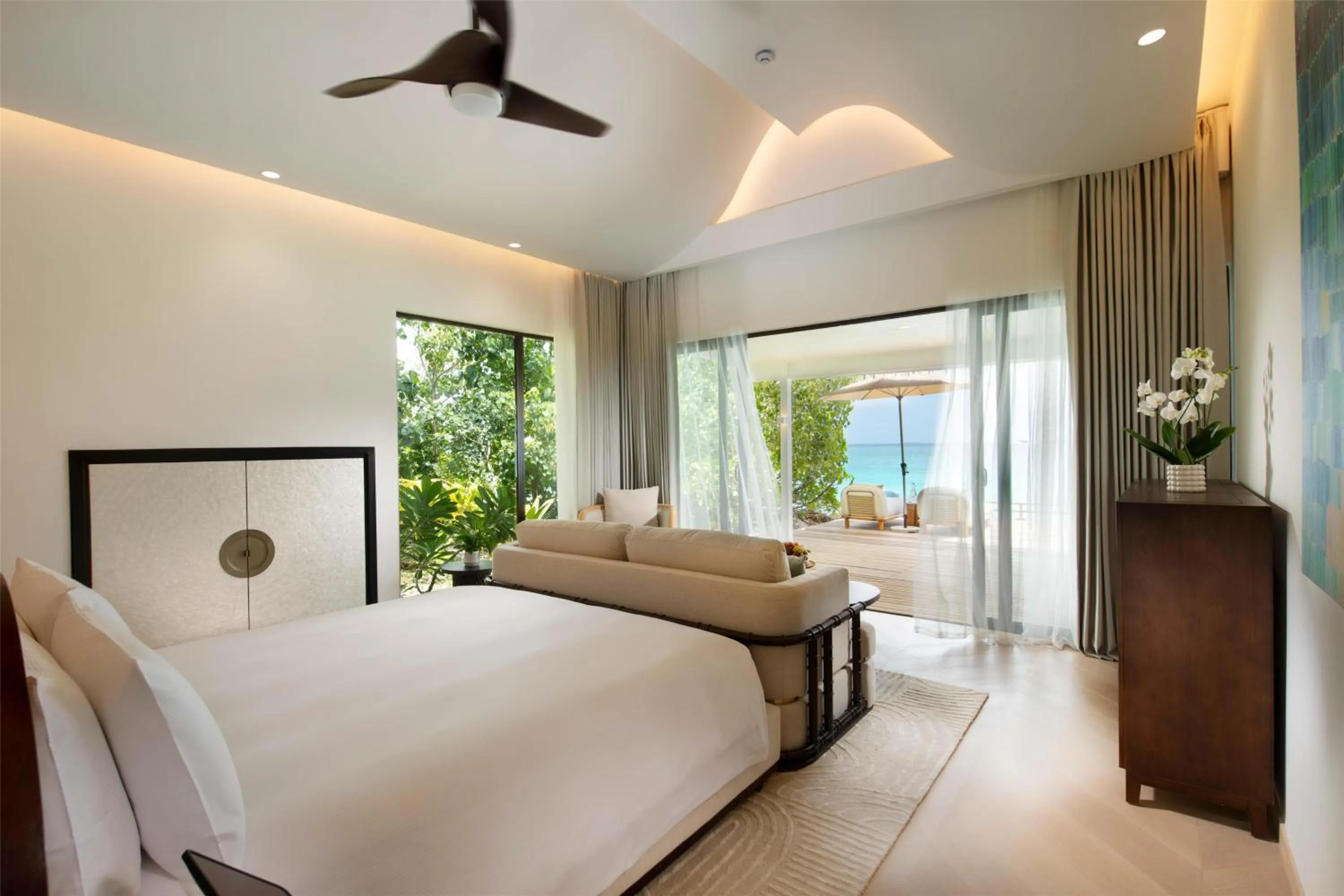 Bed in Hilton Maldives Amingiri Resort & Spa