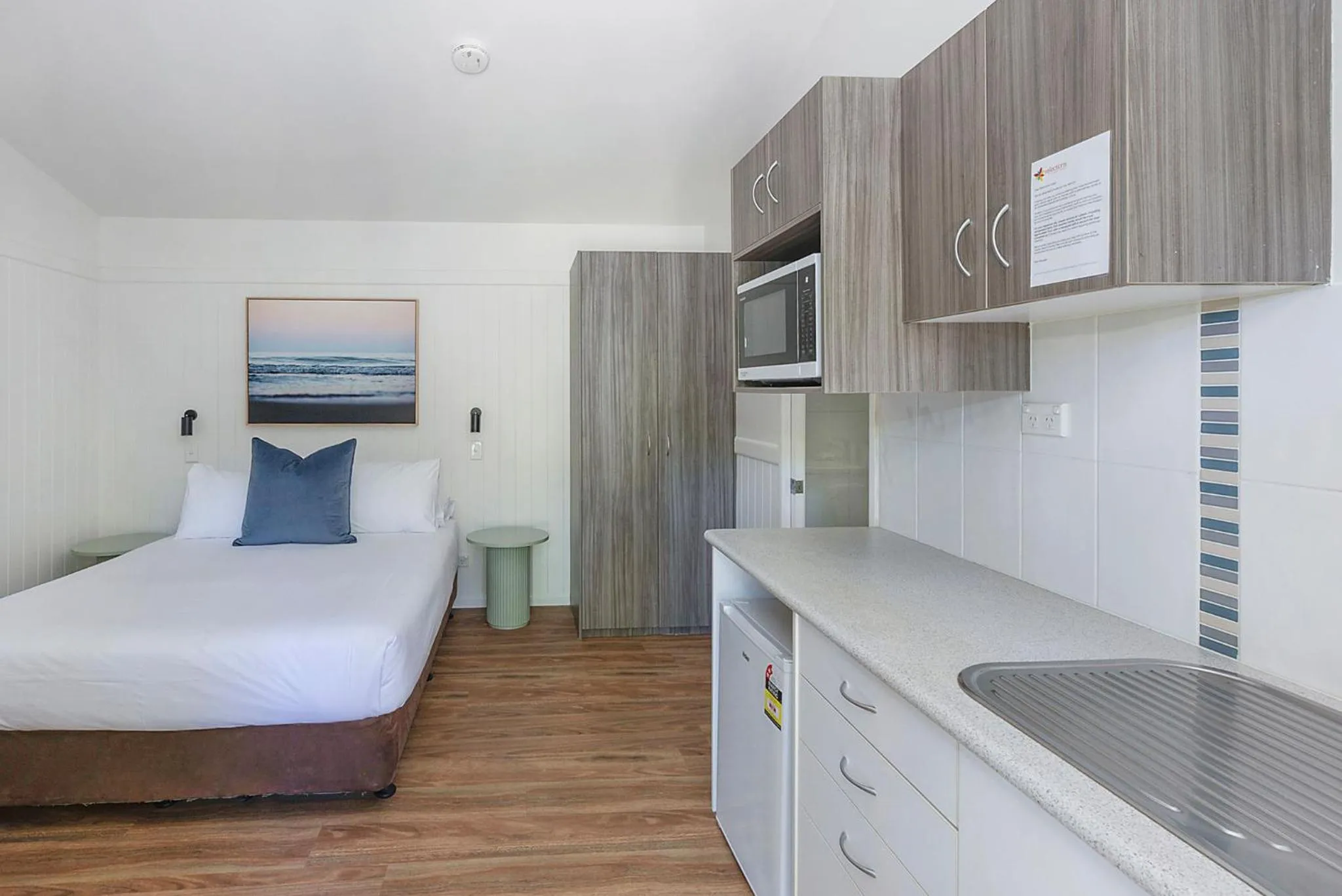 microwave, Bed in Reflections Byron Bay - Holiday Park