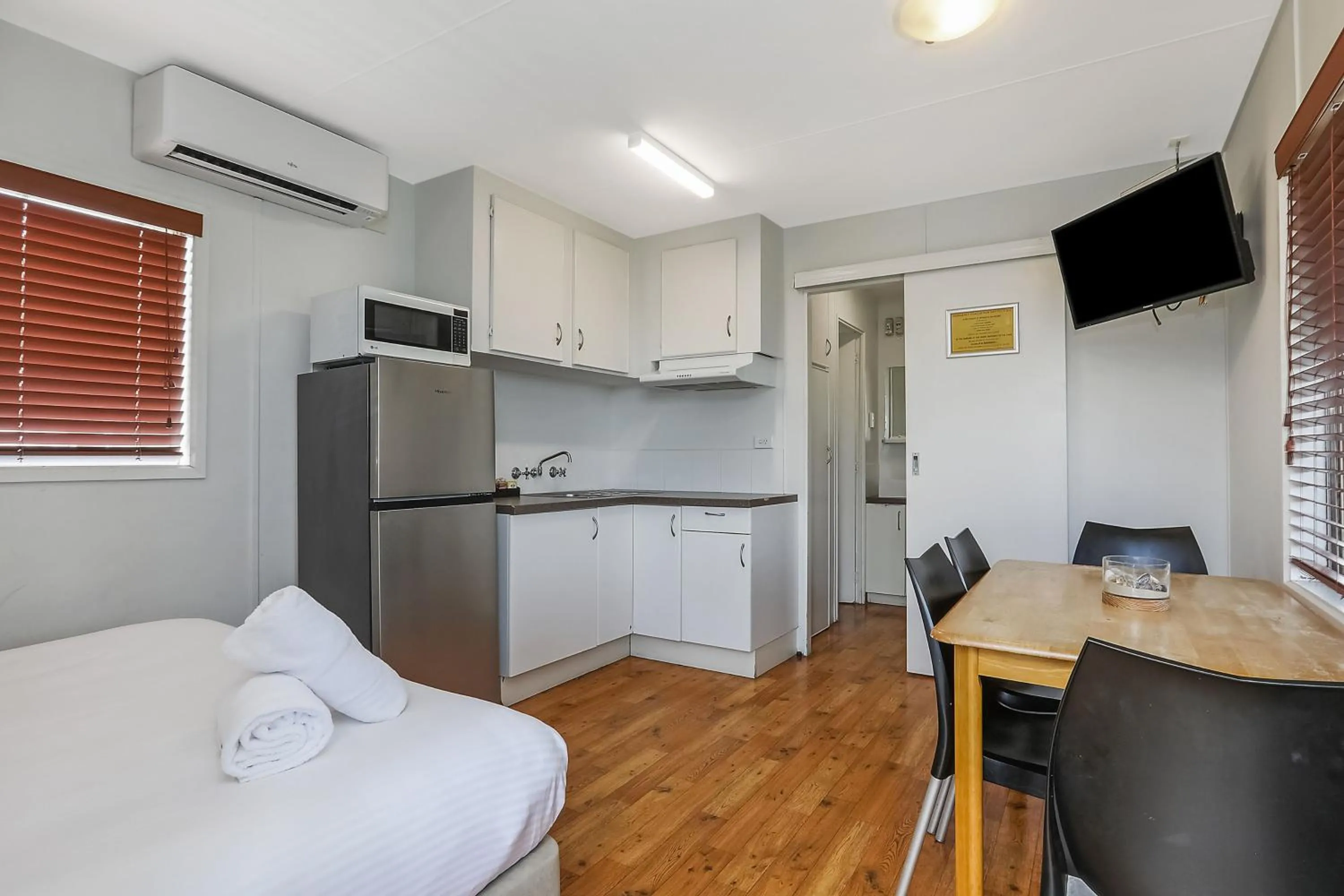 Photo of the whole room, Bed in Reflections Shaws Bay - Holiday Park