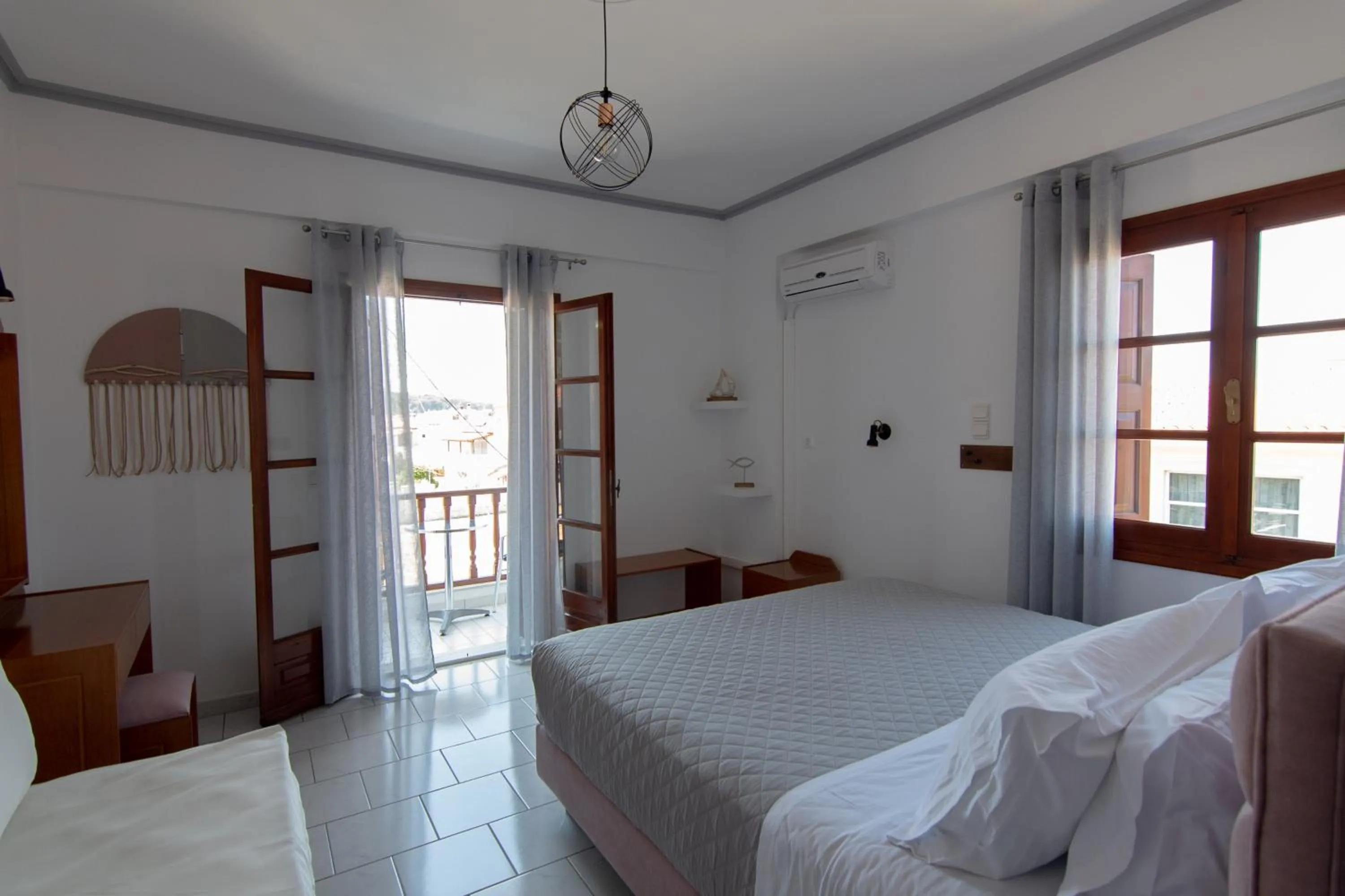 Photo of the whole room, Bed in Iro's Residence