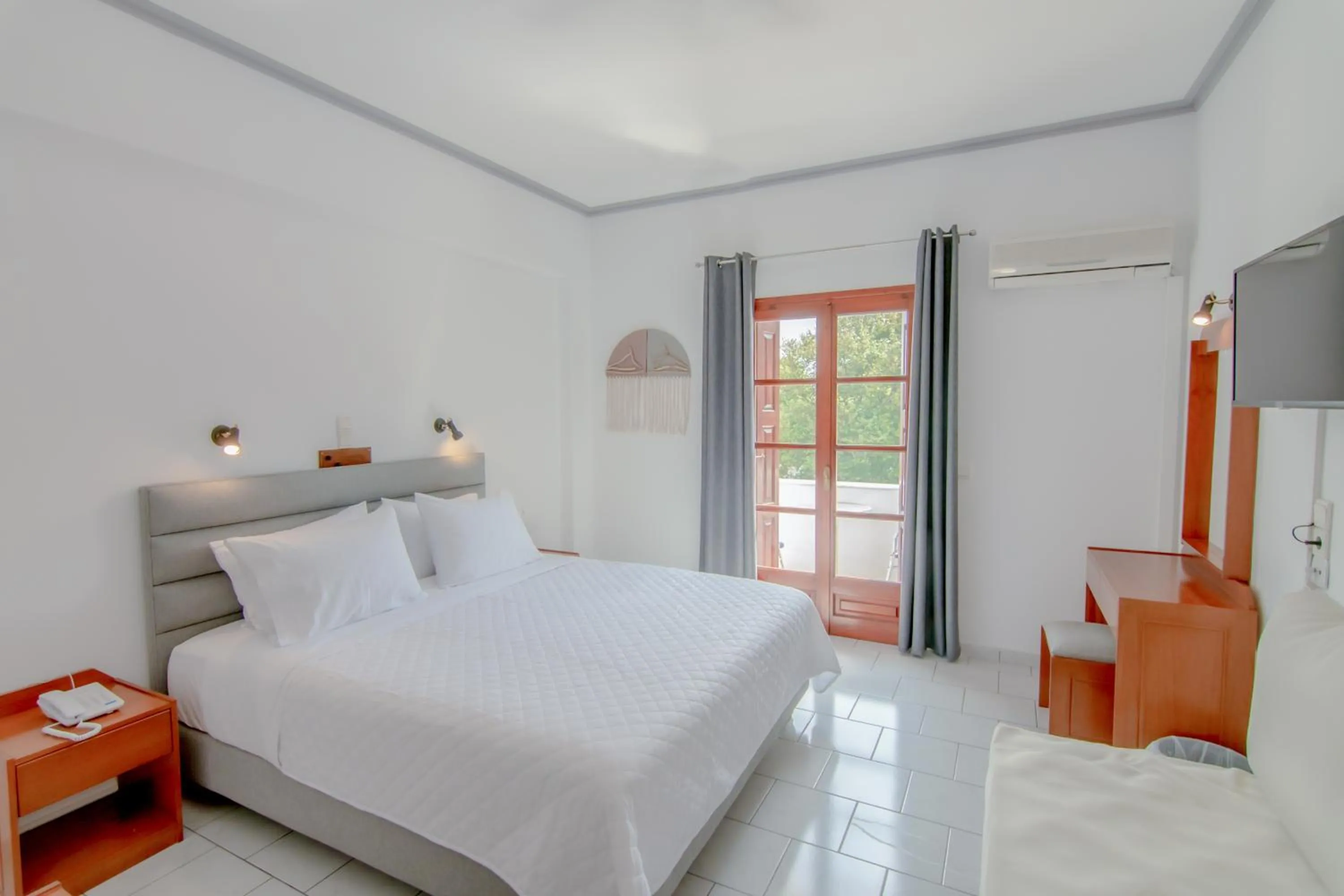 Photo of the whole room, Bed in Iro's Residence