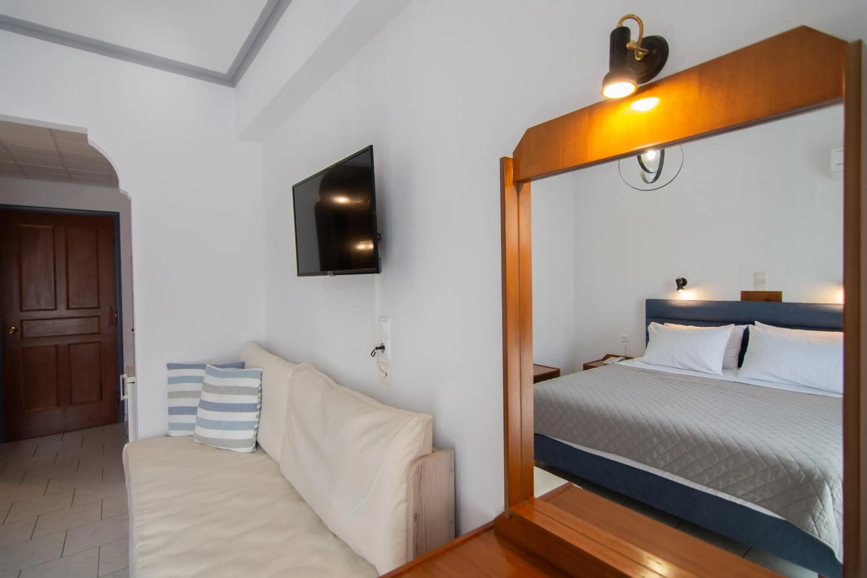 Photo of the whole room, Bed in Iro's Residence