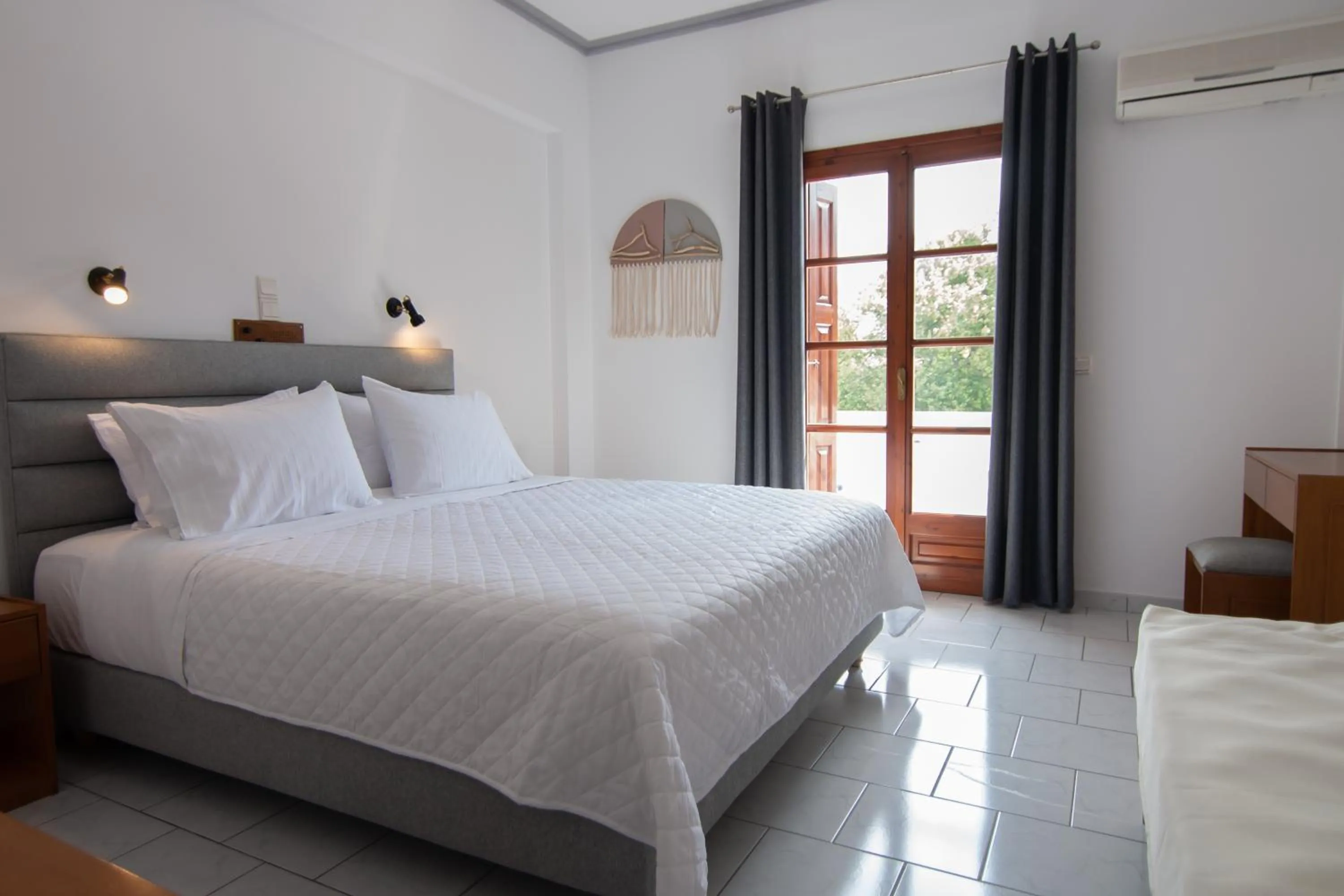 Photo of the whole room, Bed in Iro's Residence