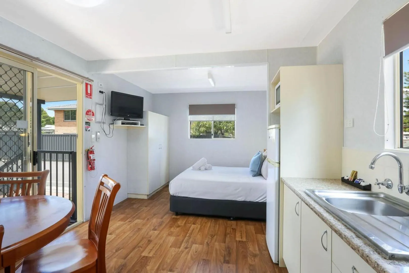 Photo of the whole room, Bed in Reflections Tuncurry - Holiday Park