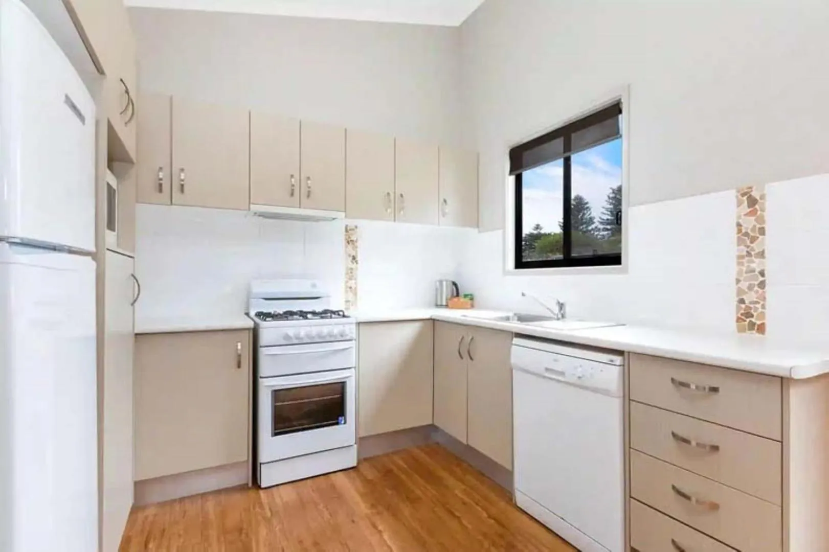 Kitchen or kitchenette in Reflections Hawks Nest - Holiday Park