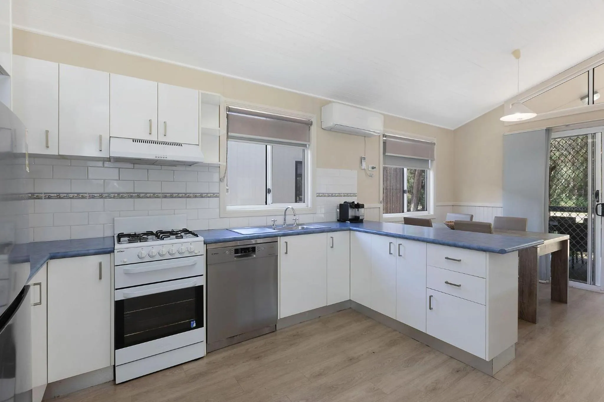 Kitchen or kitchenette in Reflections Jimmys Beach - Holiday Park