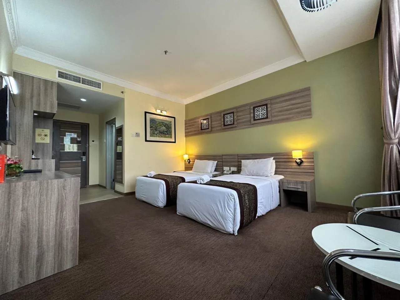 Shower, Bed in HIG Hotel