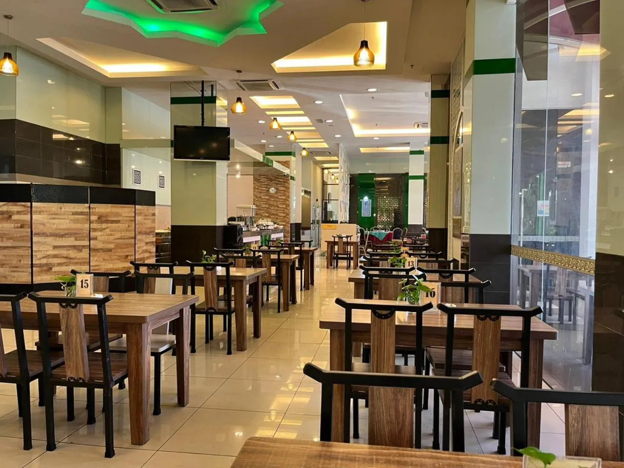 Restaurant/places to eat in HIG Hotel