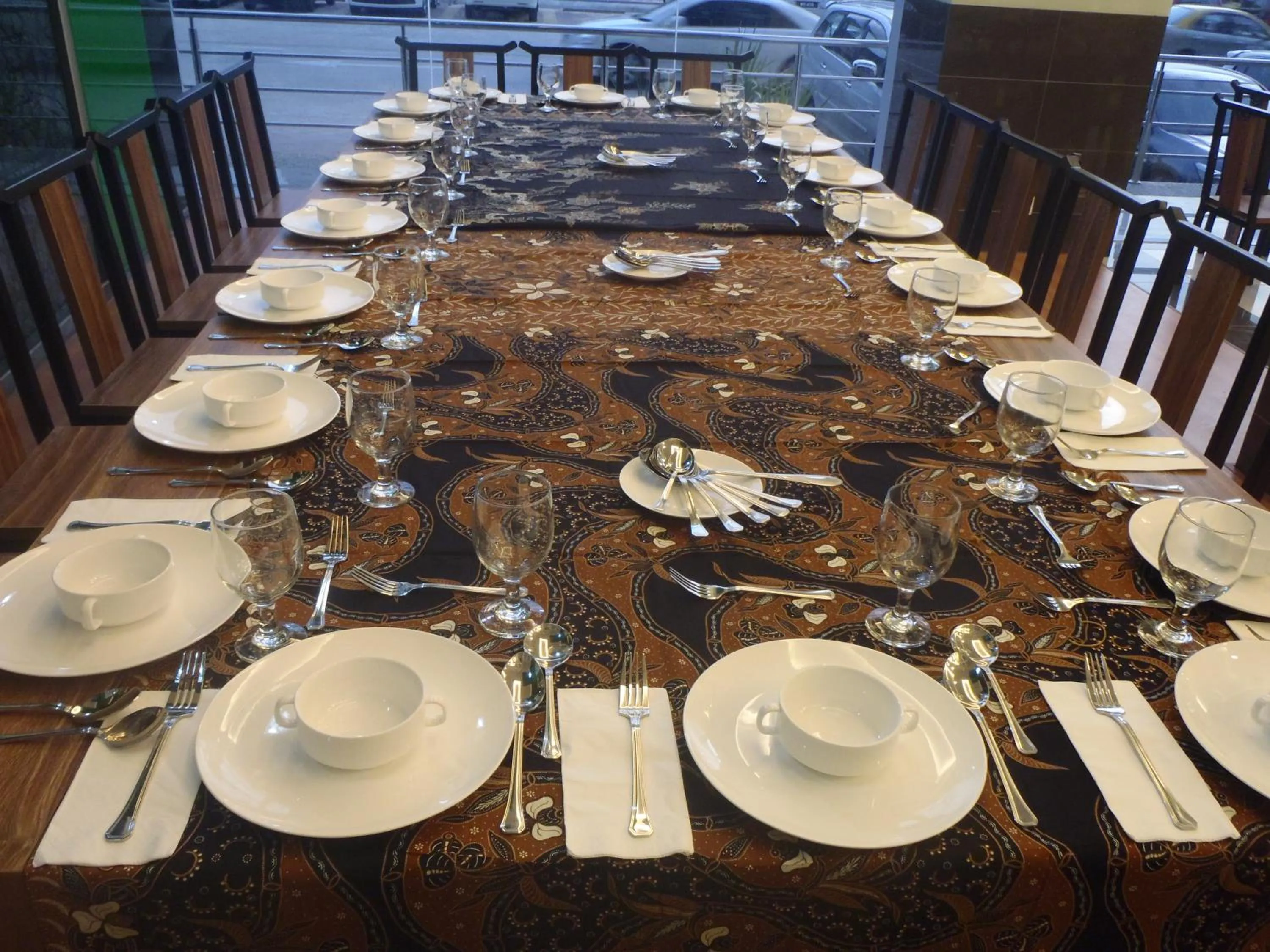 Restaurant/places to eat in HIG Hotel