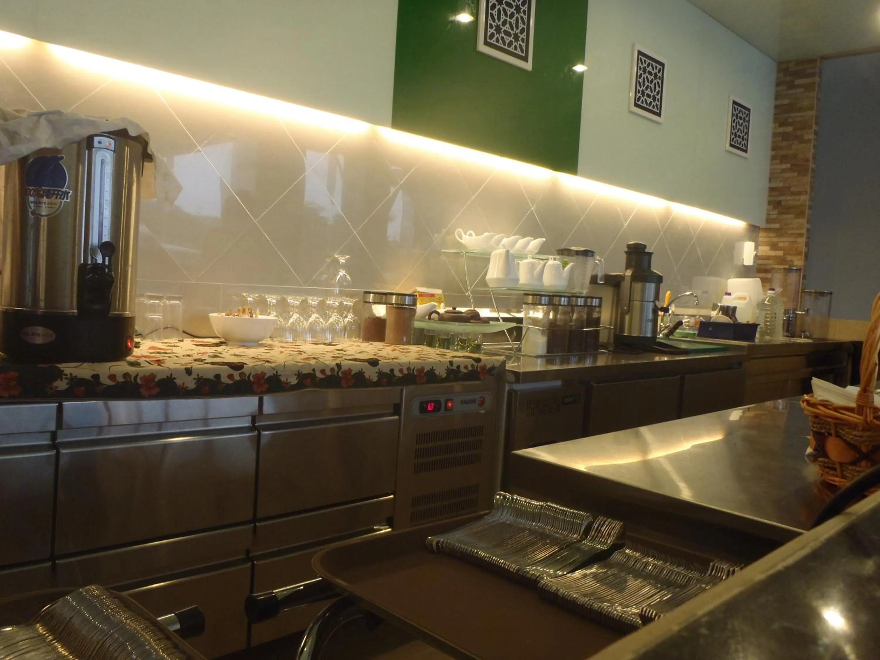 Restaurant/places to eat in HIG Hotel