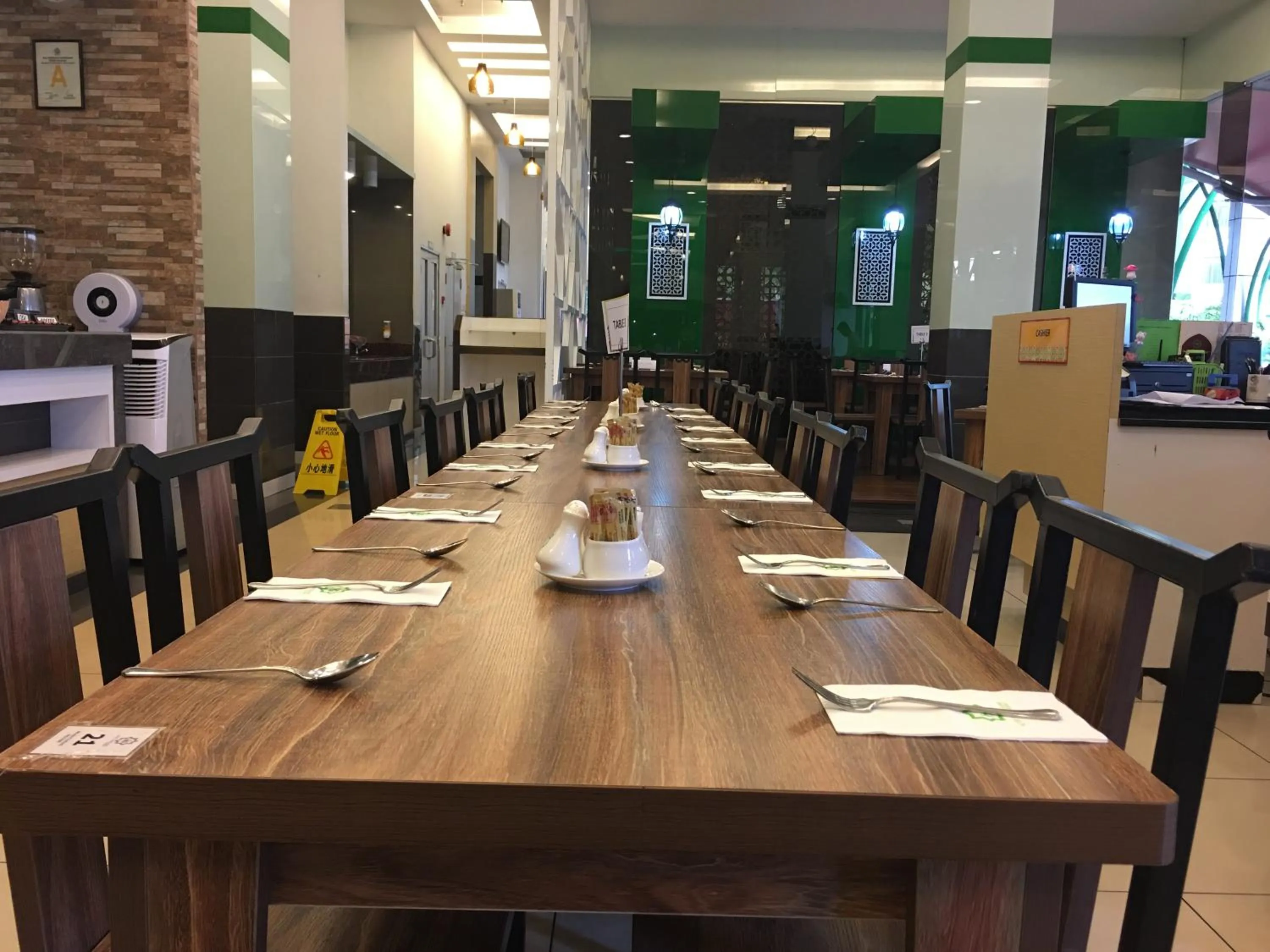 Restaurant/places to eat in HIG Hotel
