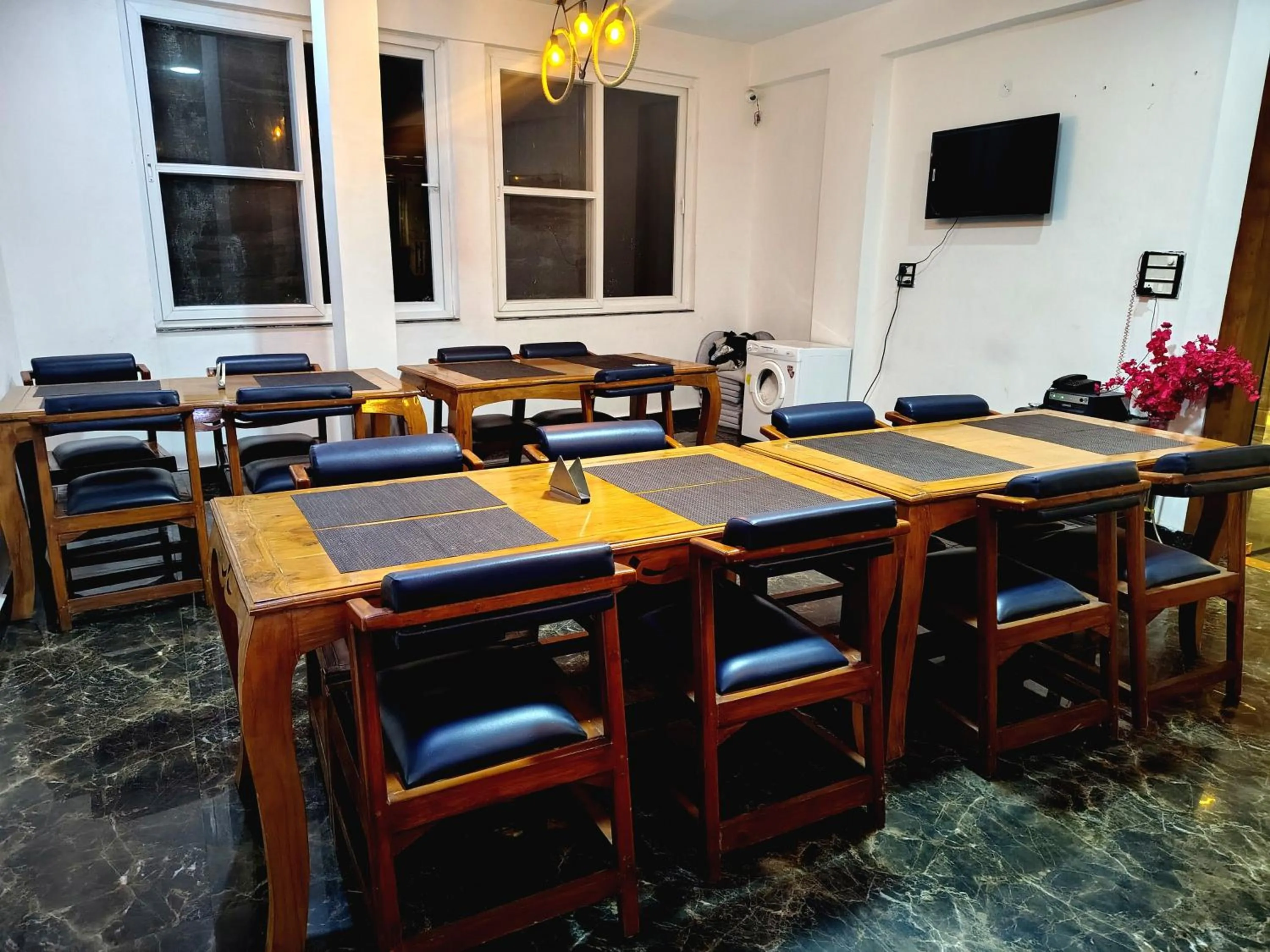 Restaurant/places to eat in Chakrata Inn Resort