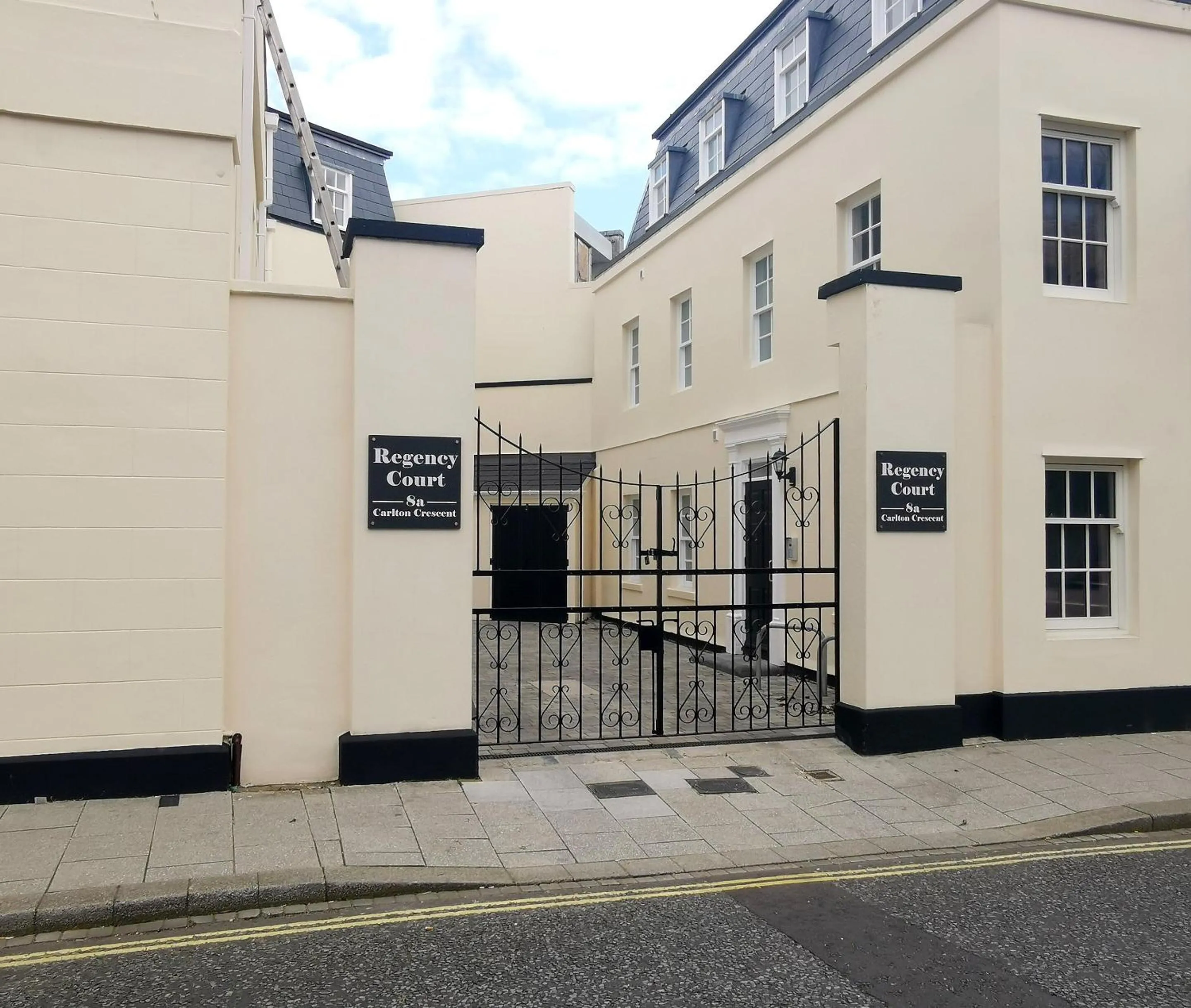 Property building in Courtyard Retreat- Free evening parking