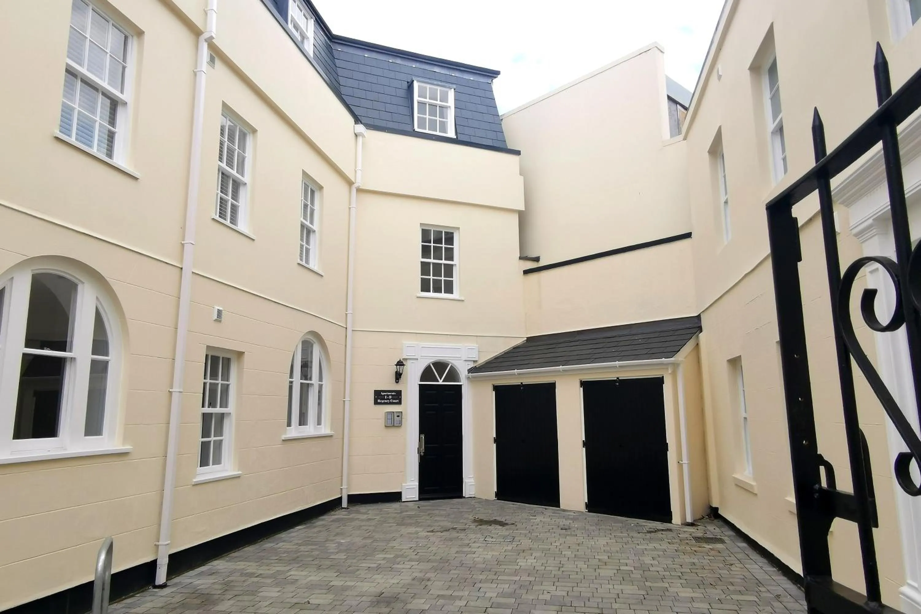 Property building in Courtyard Retreat- Free evening parking