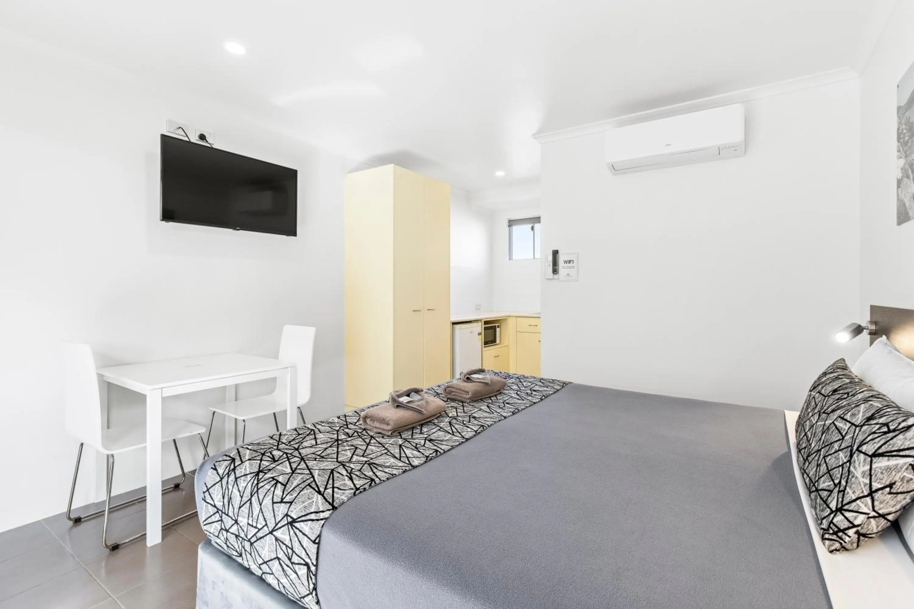 Bedroom, Bed in Surf Beach Motel Coffs