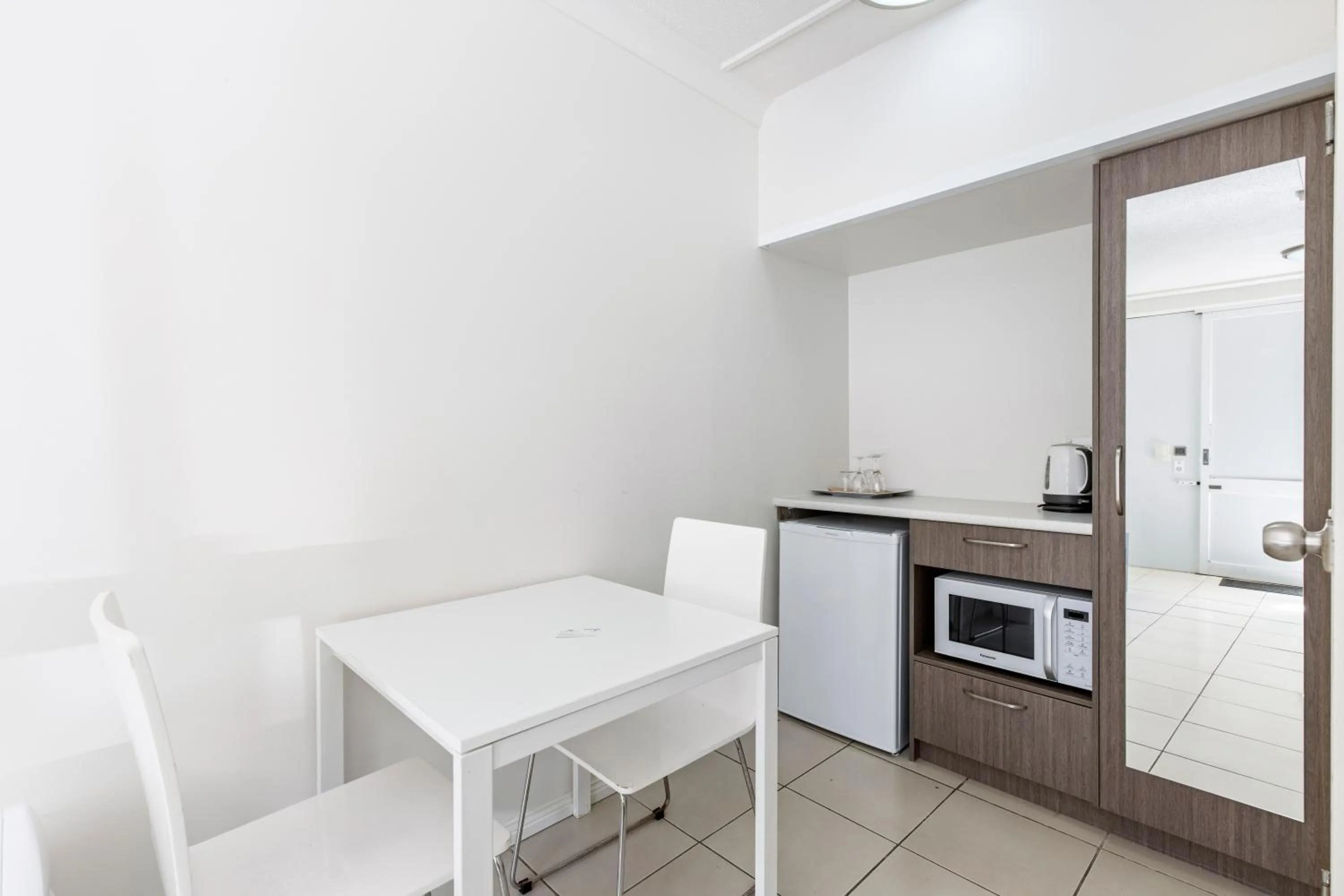 Kitchen or kitchenette in Surf Beach Motel Coffs
