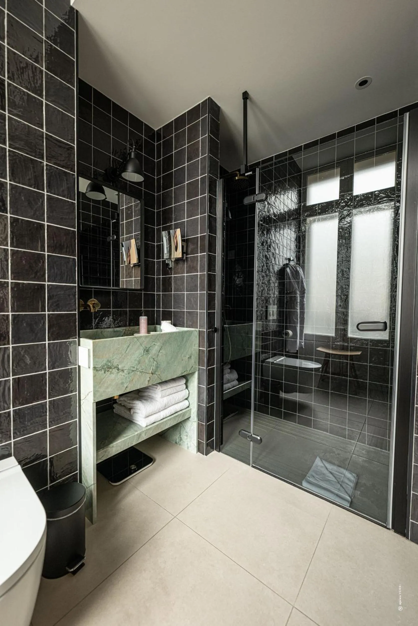 Shower in Hôtel Le Mosaïque