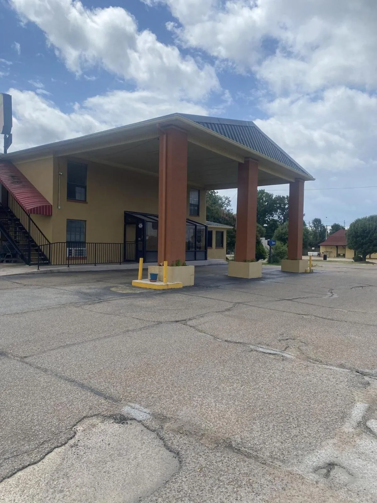 Property building in DIAMOND INN