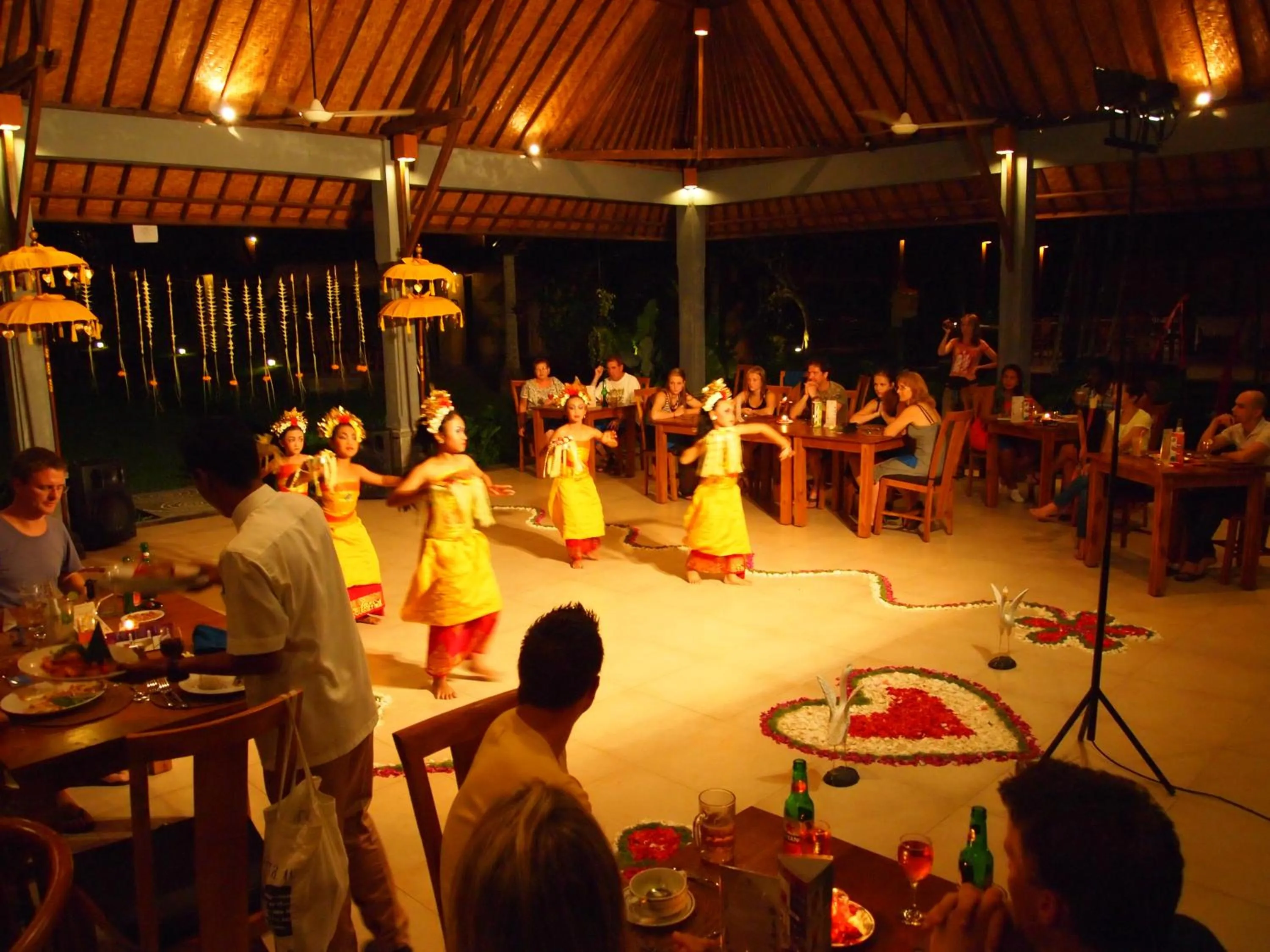 Restaurant/places to eat in Saren Indah Hotel