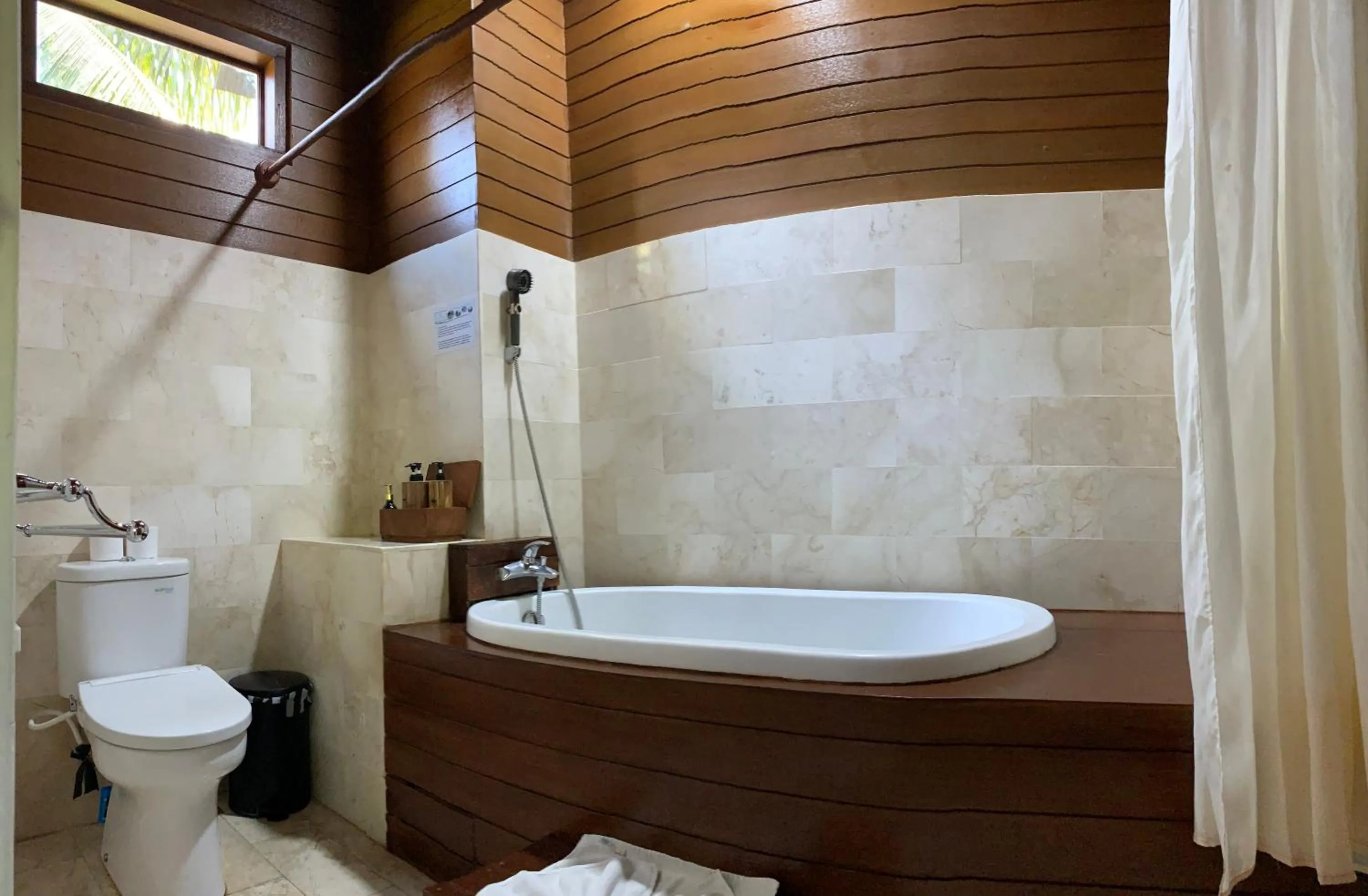 Toilet in Saren Indah Hotel