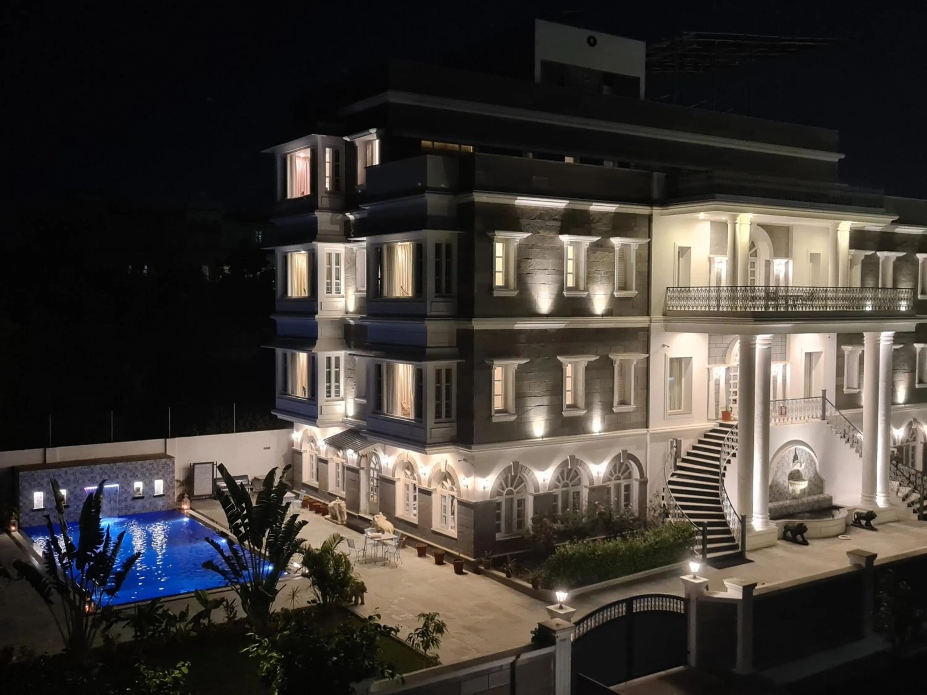 Property building in Boheda Manor - Luxury Retreat