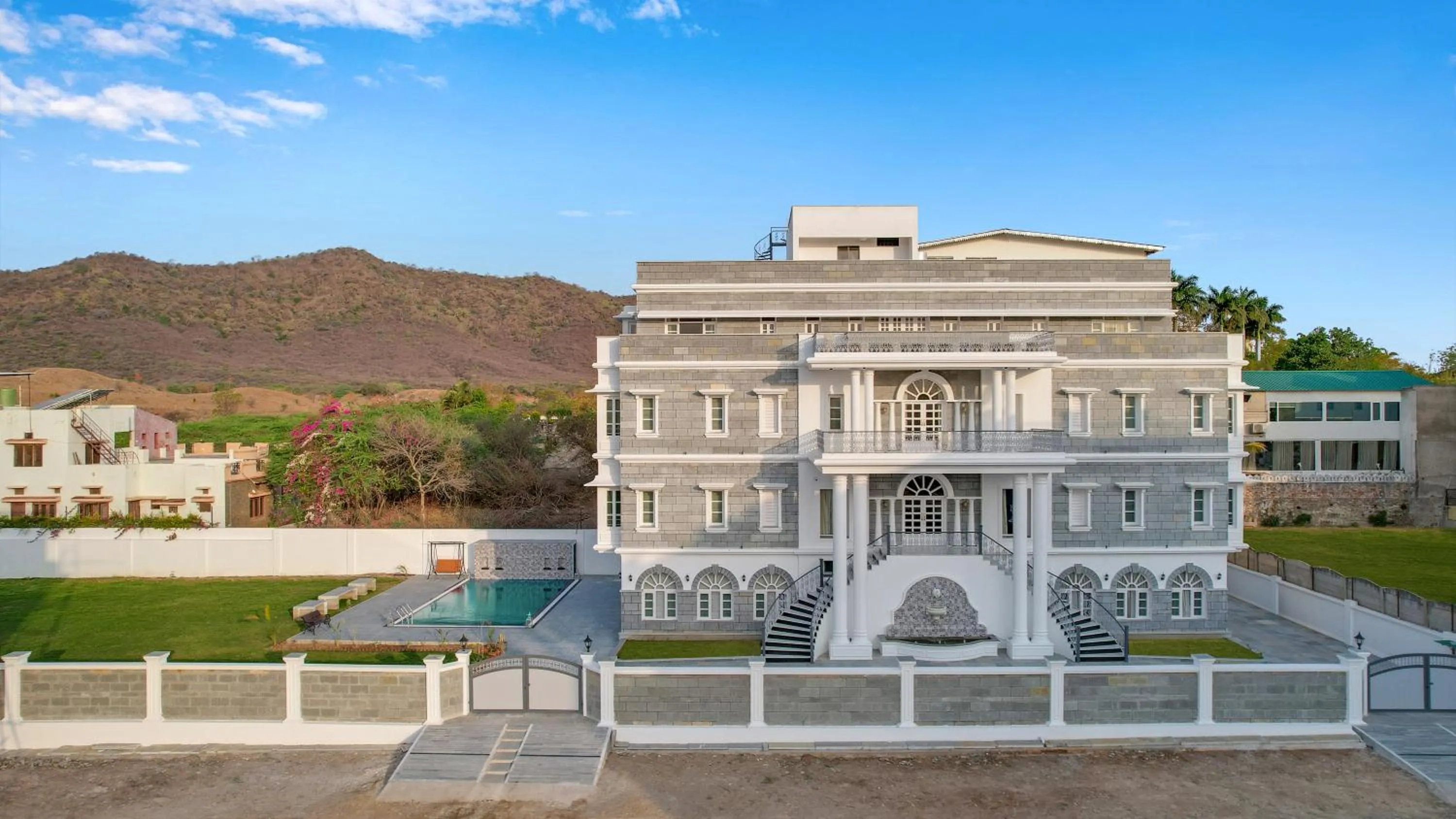 Property building in Boheda Manor - Luxury Retreat