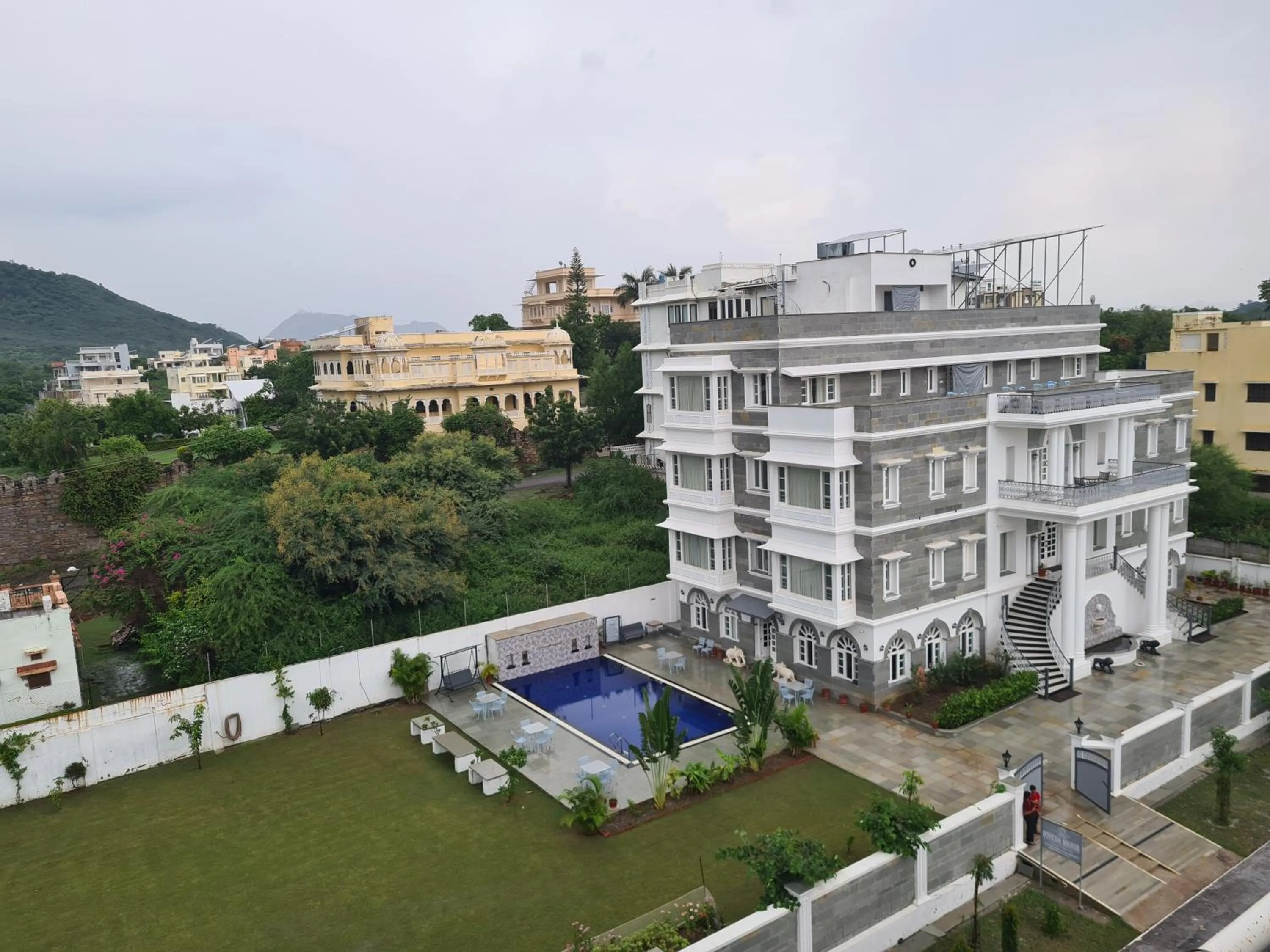 Property building in Boheda Manor - Luxury Retreat