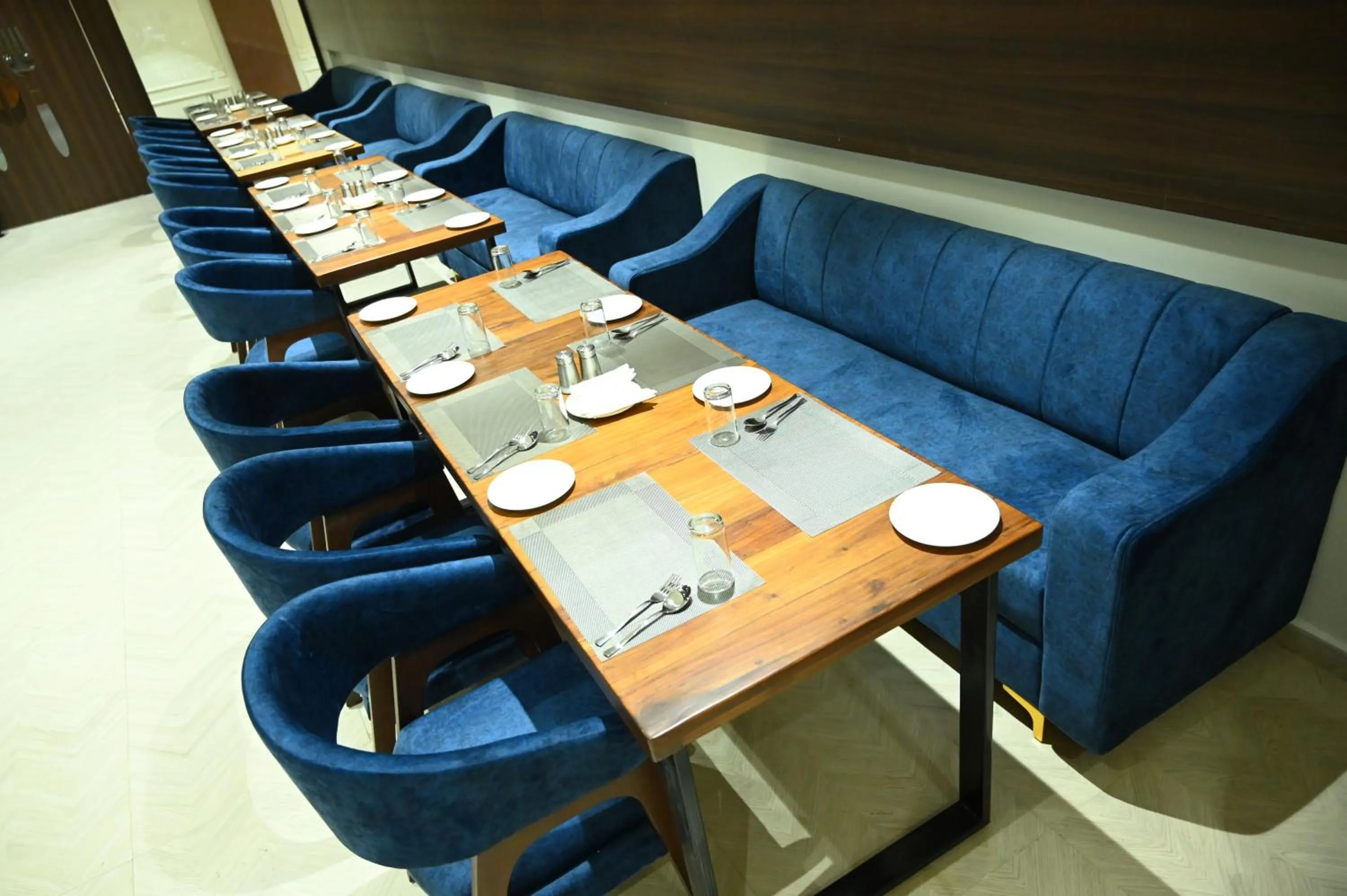 Restaurant/places to eat in HOTEL MAKHAN VIHAR
