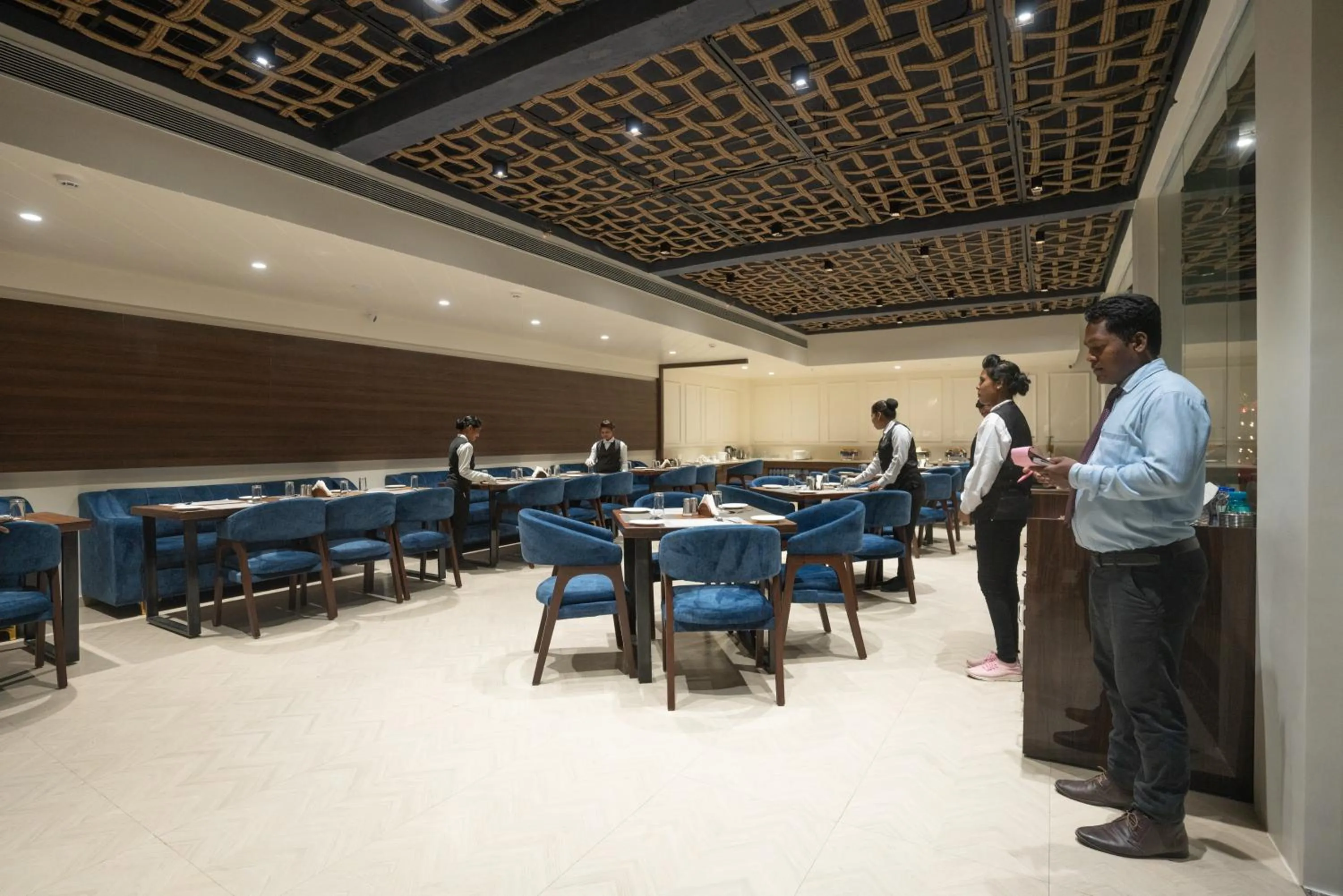 Restaurant/places to eat in HOTEL MAKHAN VIHAR