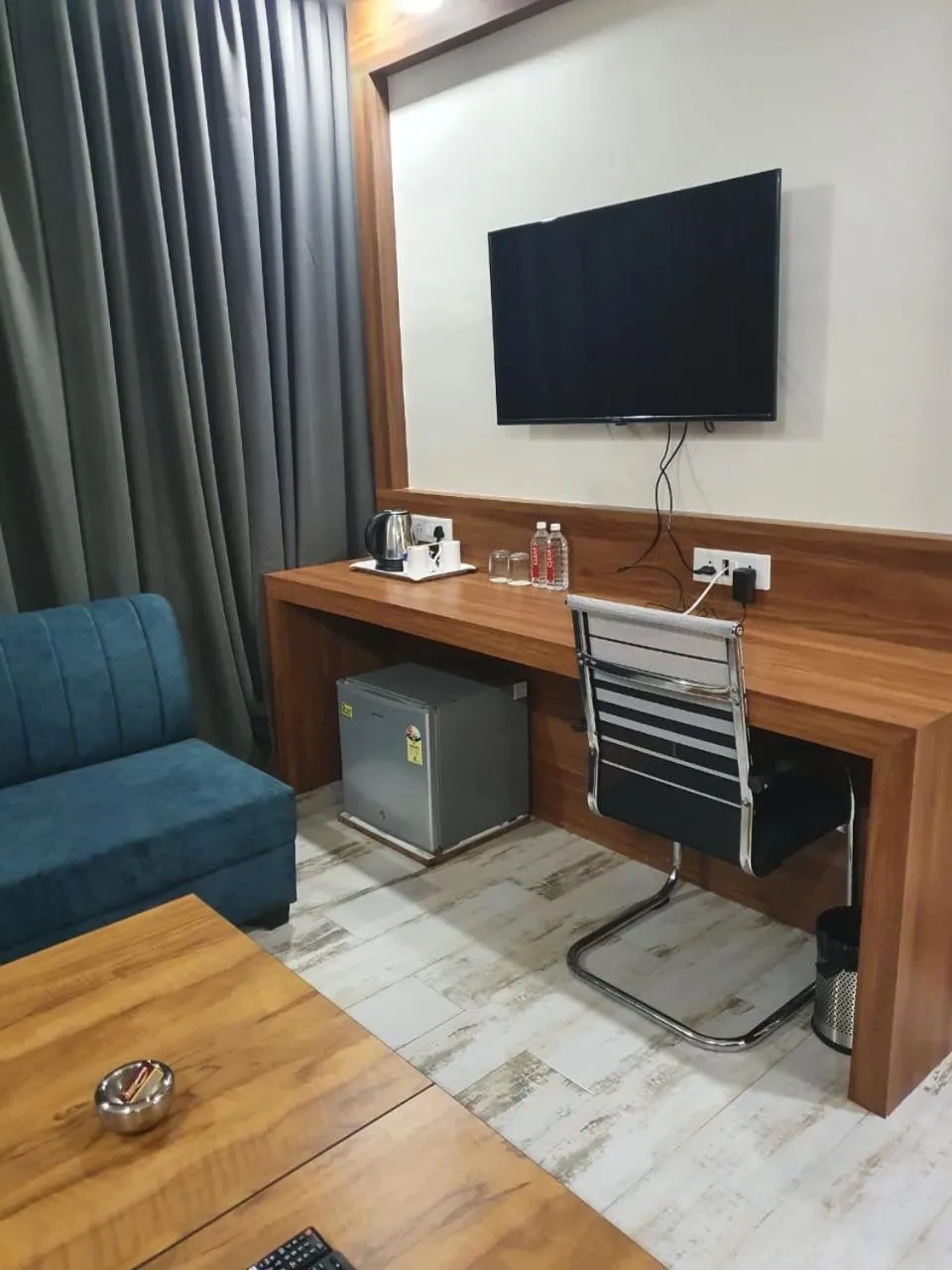 hair dresser in HOTEL MAKHAN VIHAR