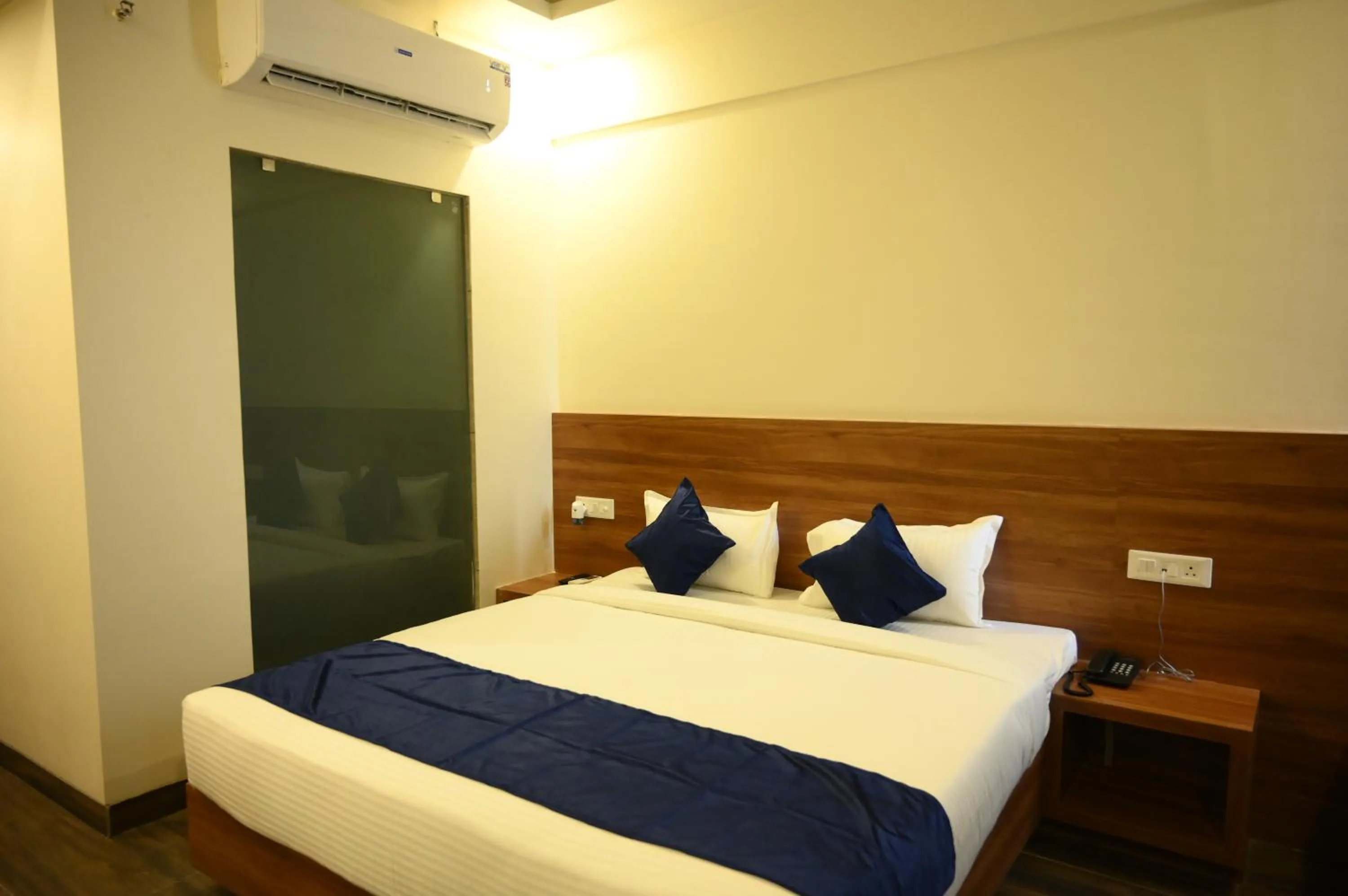 Bedroom, Bed in HOTEL MAKHAN VIHAR