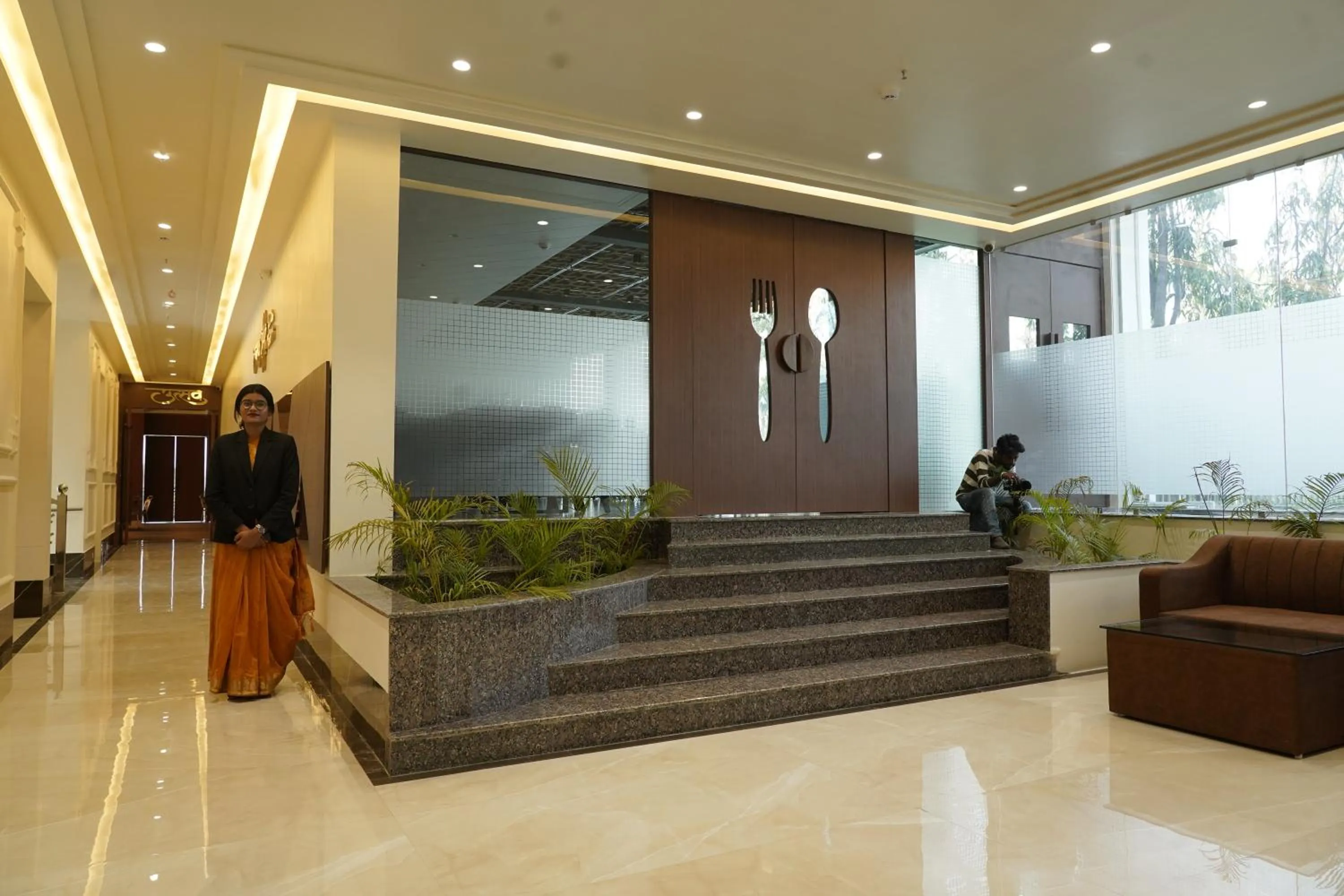 Restaurant/places to eat in HOTEL MAKHAN VIHAR