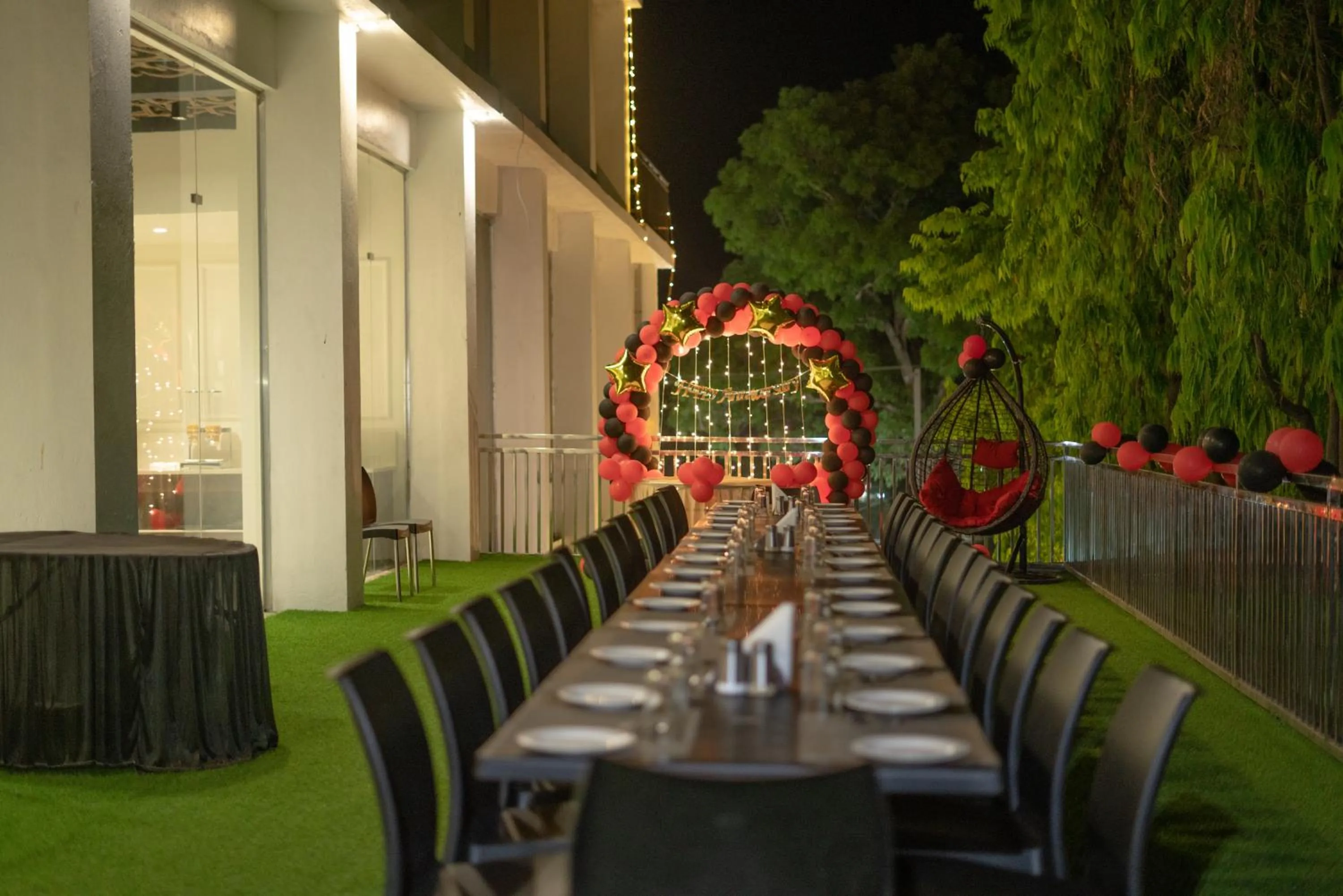 Restaurant/places to eat in HOTEL MAKHAN VIHAR