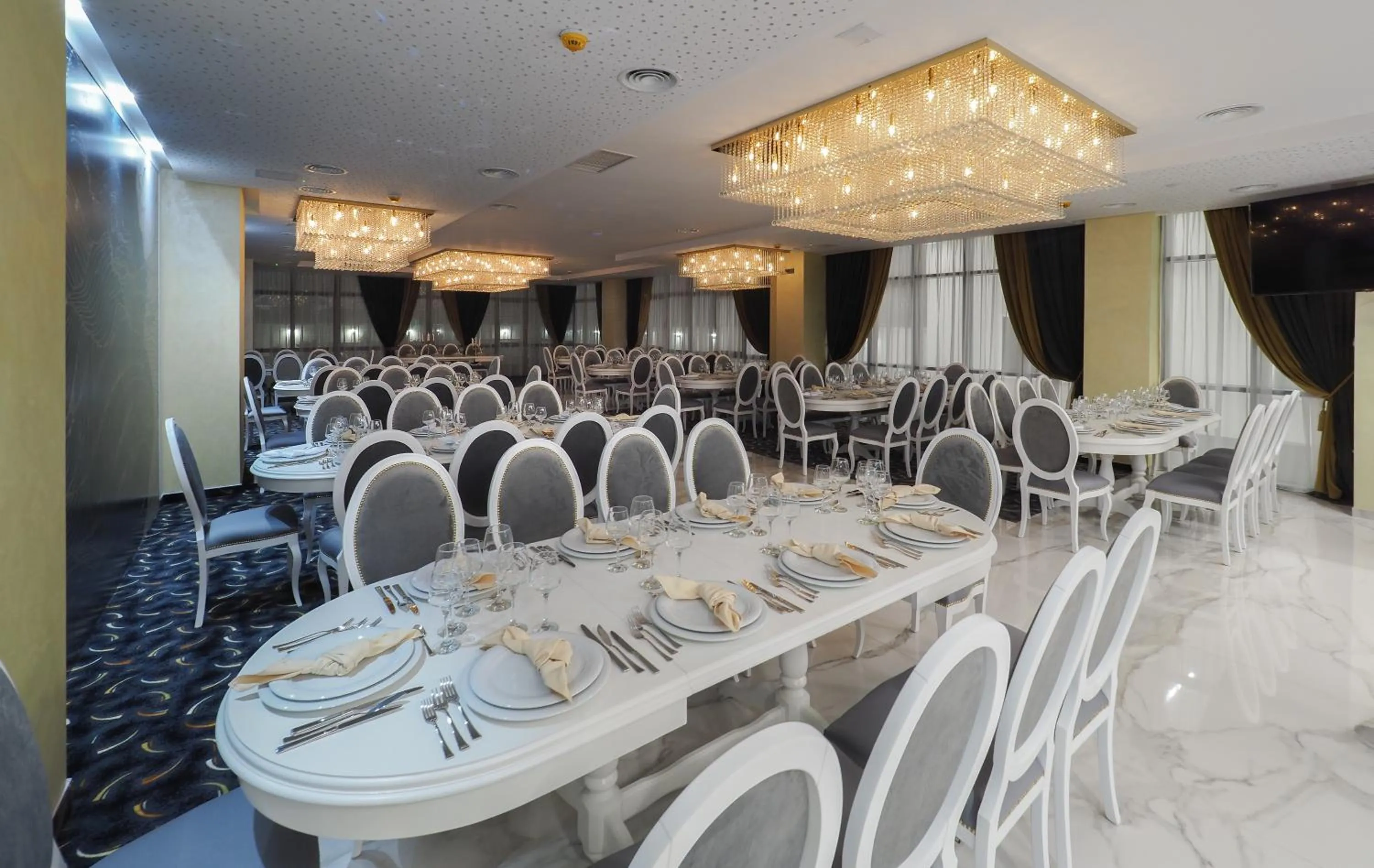 Restaurant/places to eat in Hotel Anastasia