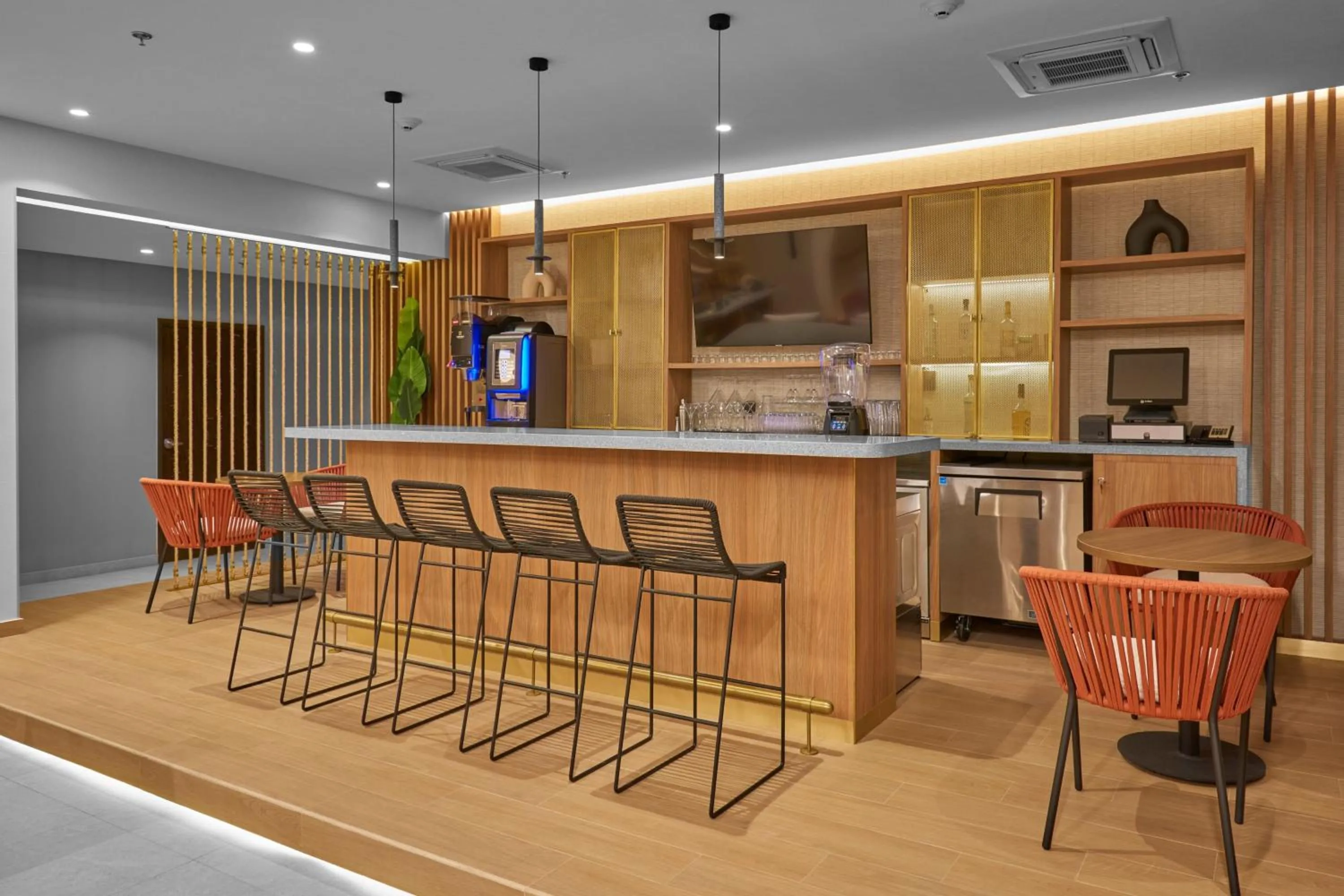 Lounge or bar in City Express Plus by Marriott Mazatlan