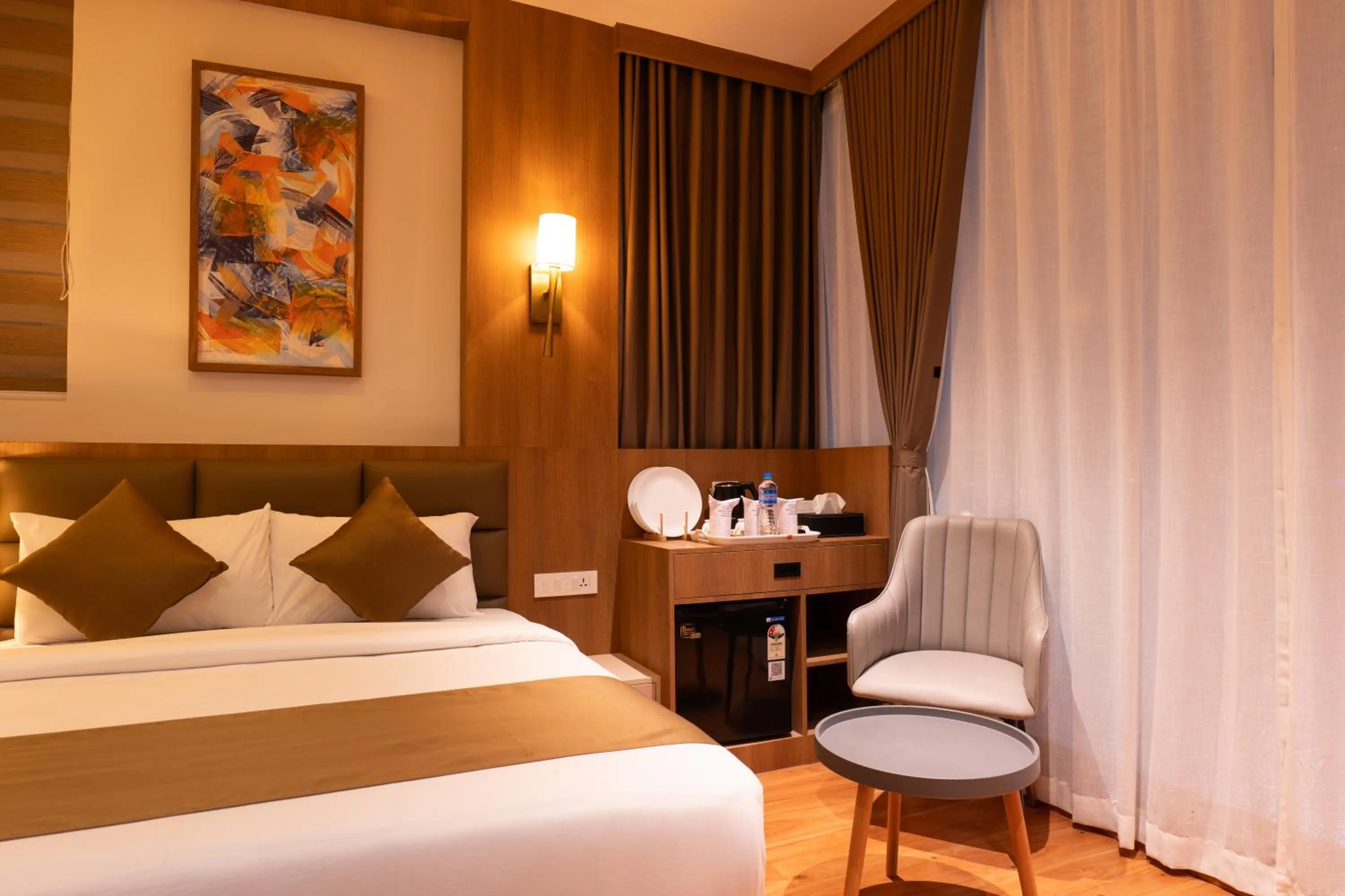 Seating area, Bed in MEDLEY REGENCY