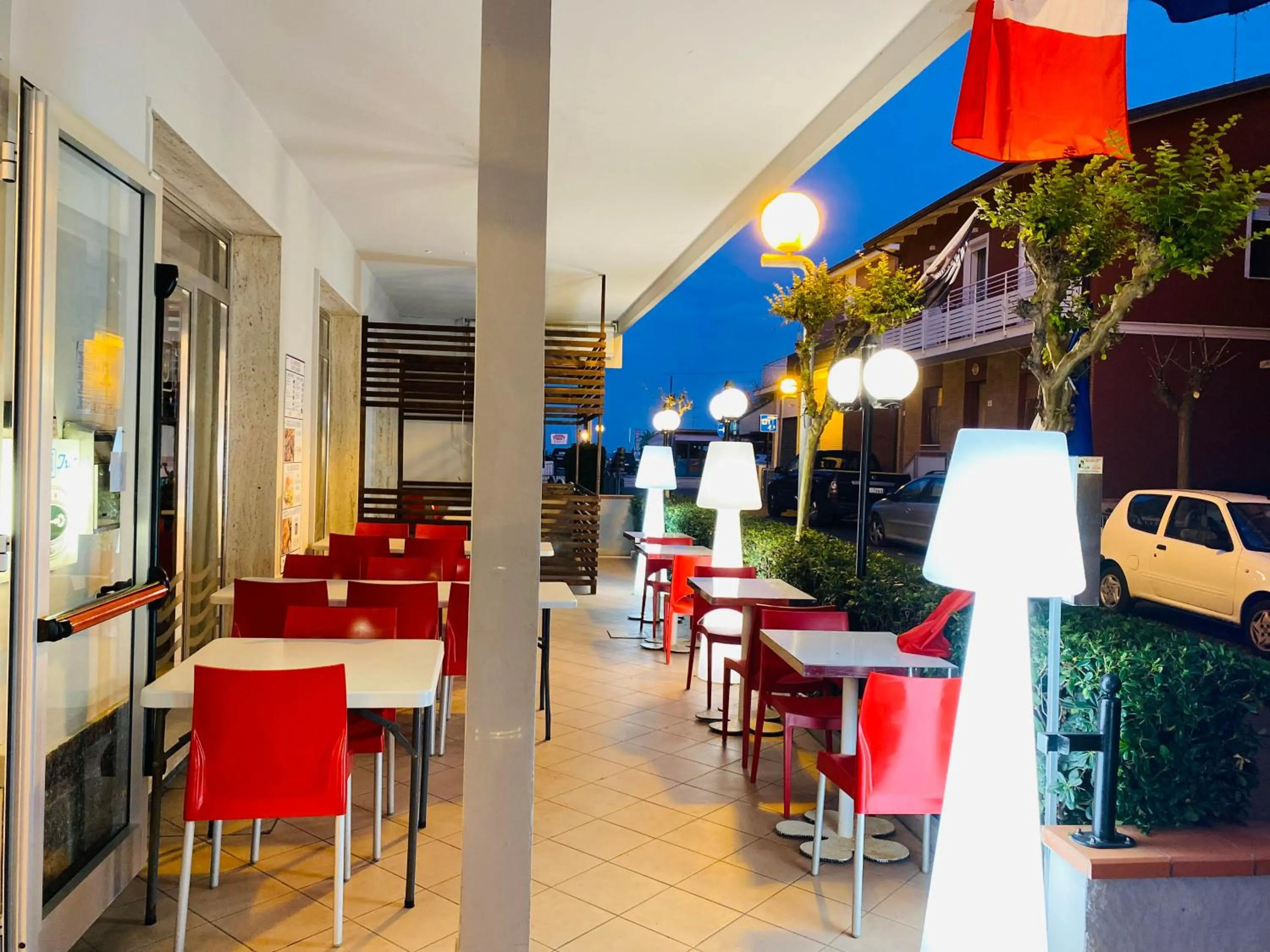 Restaurant/places to eat in hotel iris