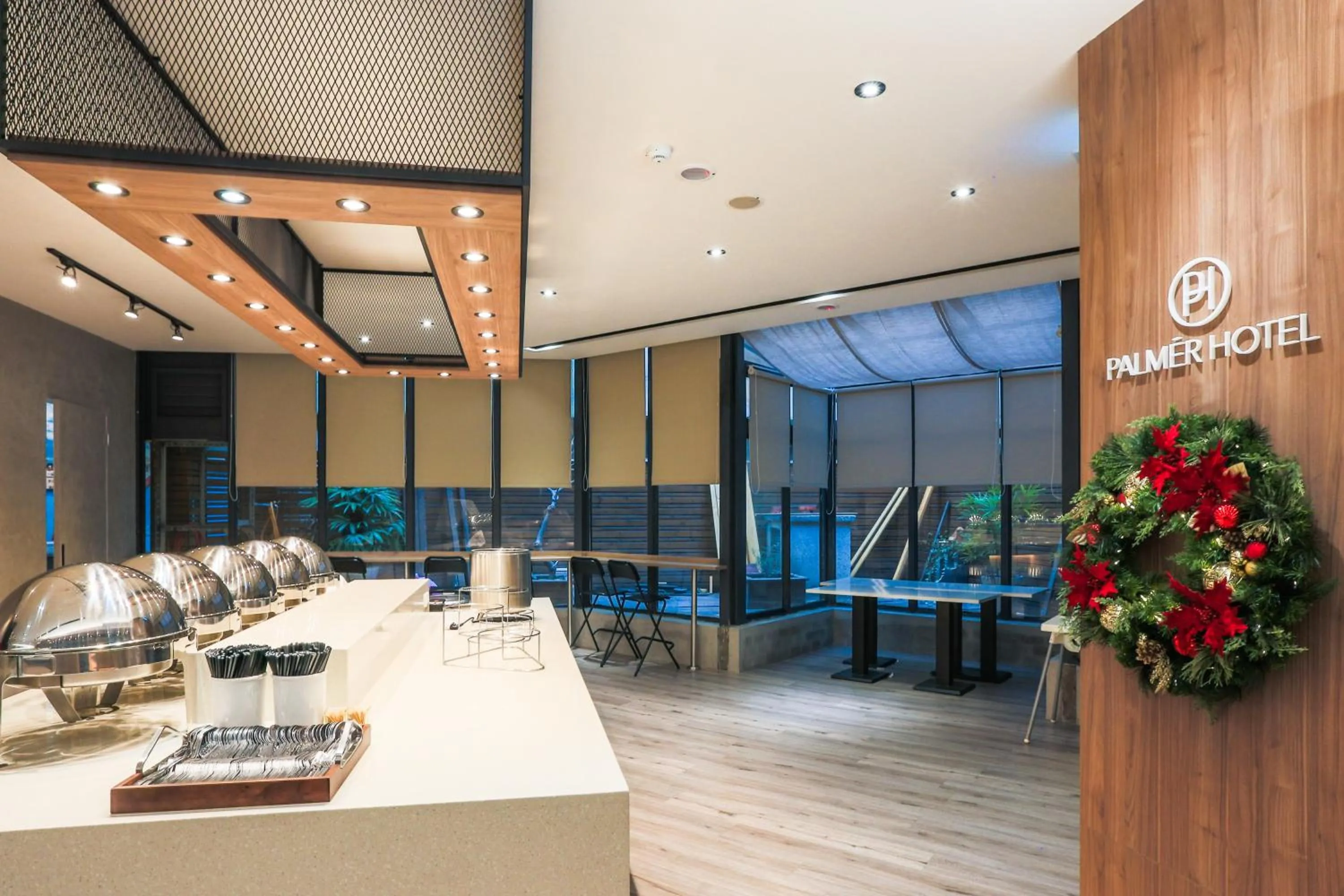 Restaurant/places to eat in Palmer Hotel