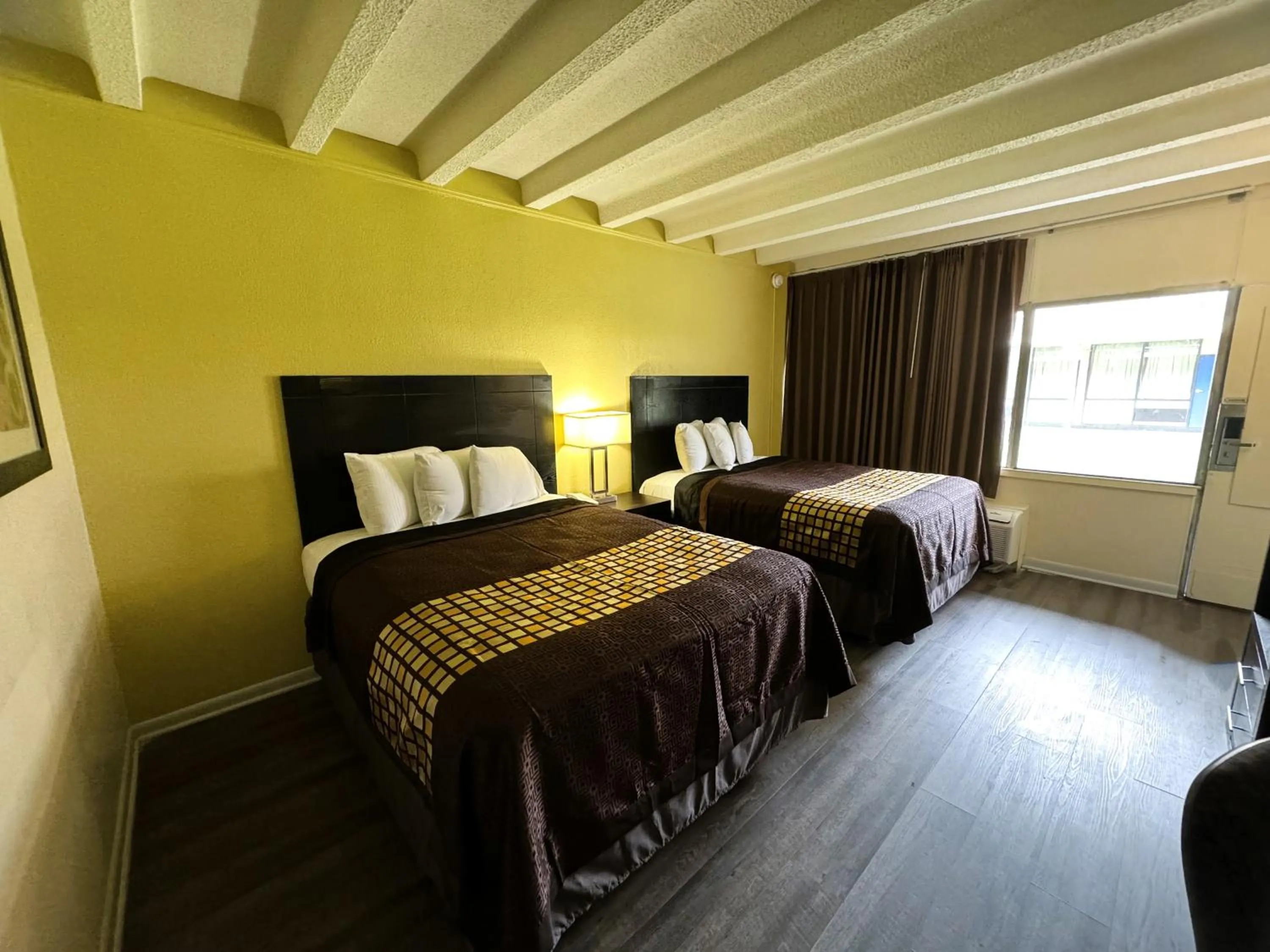 Bed in James River Inn & Suites