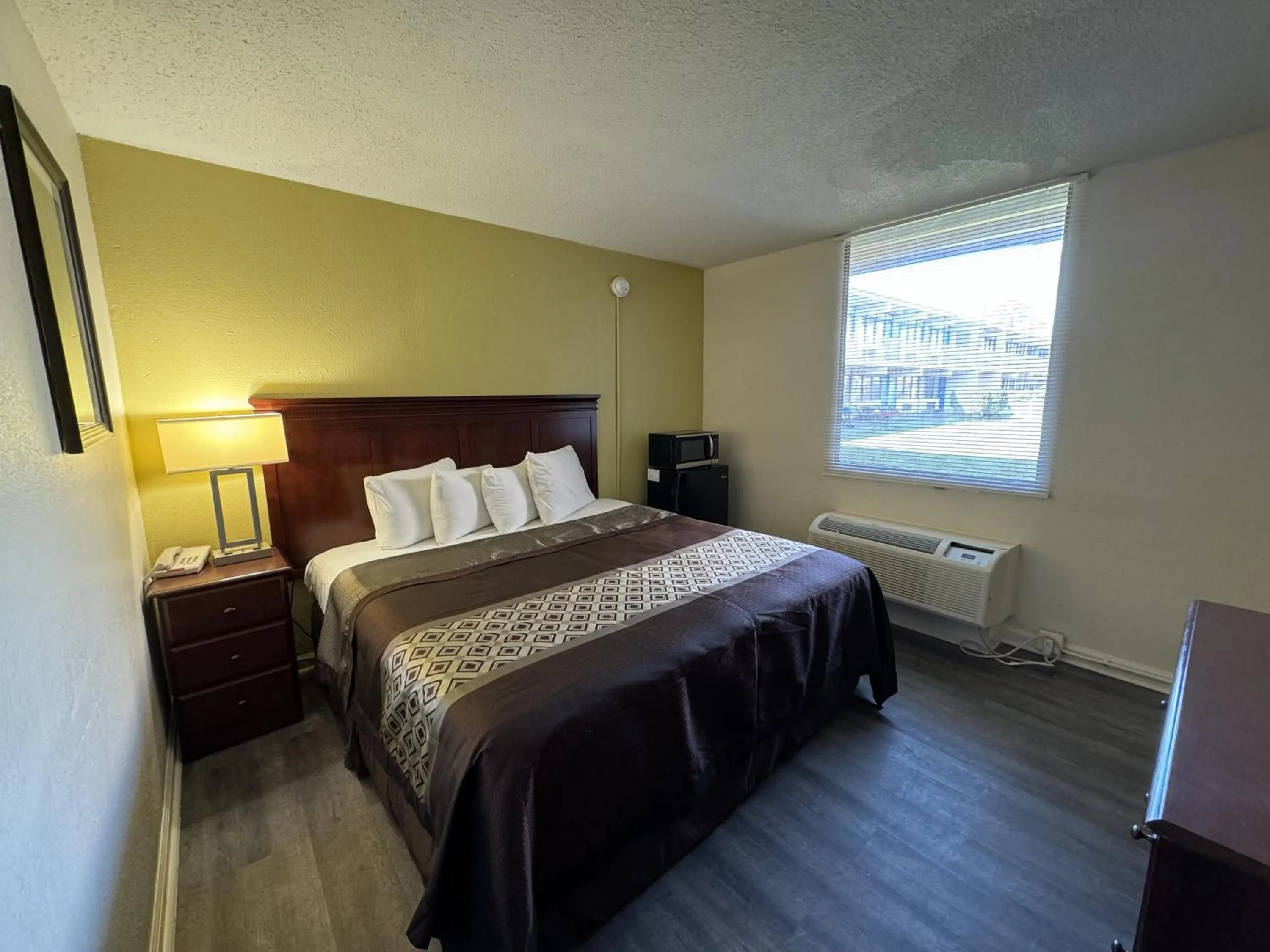 Bed in James River Inn & Suites