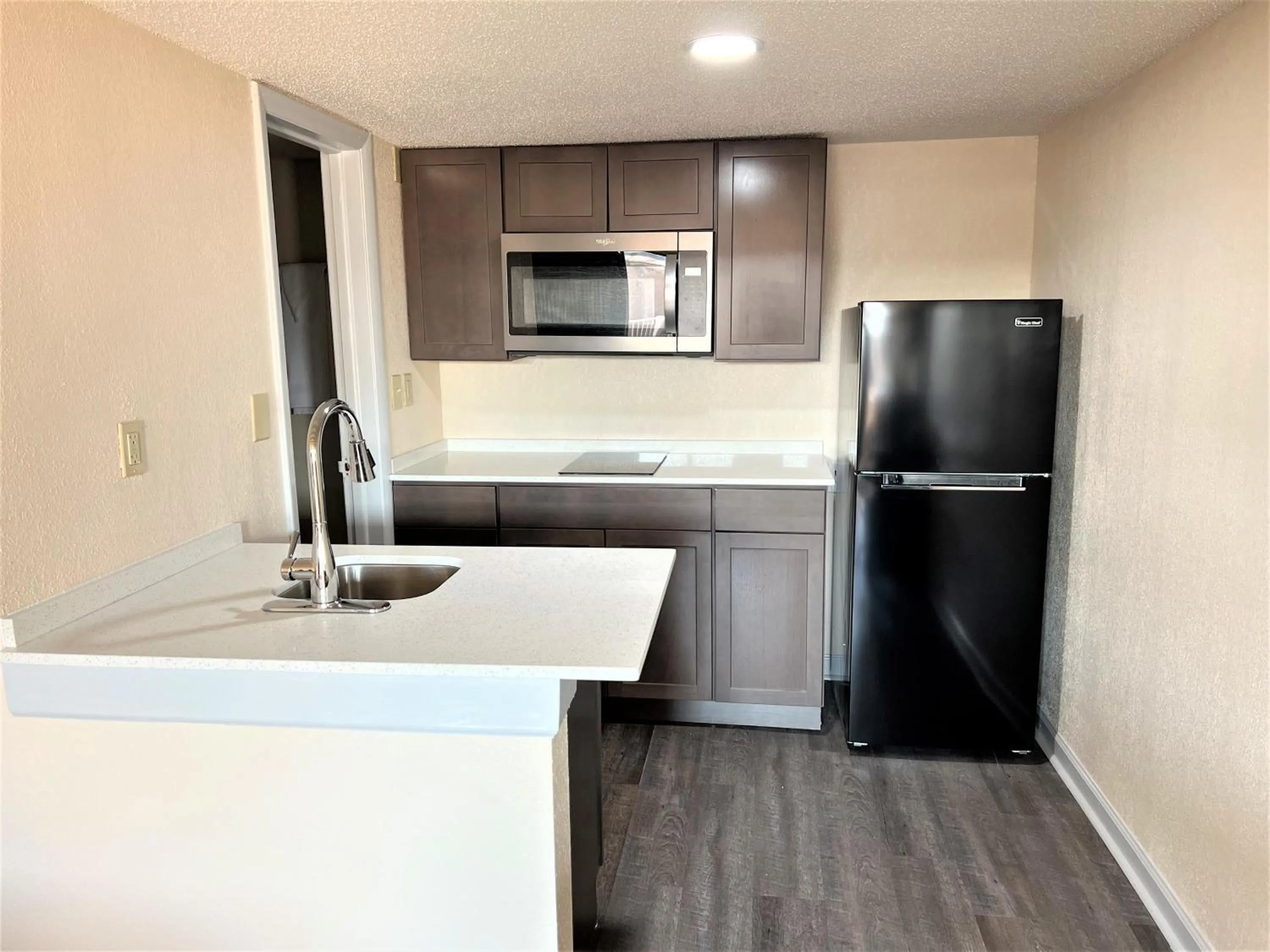 Kitchen or kitchenette in James River Inn & Suites