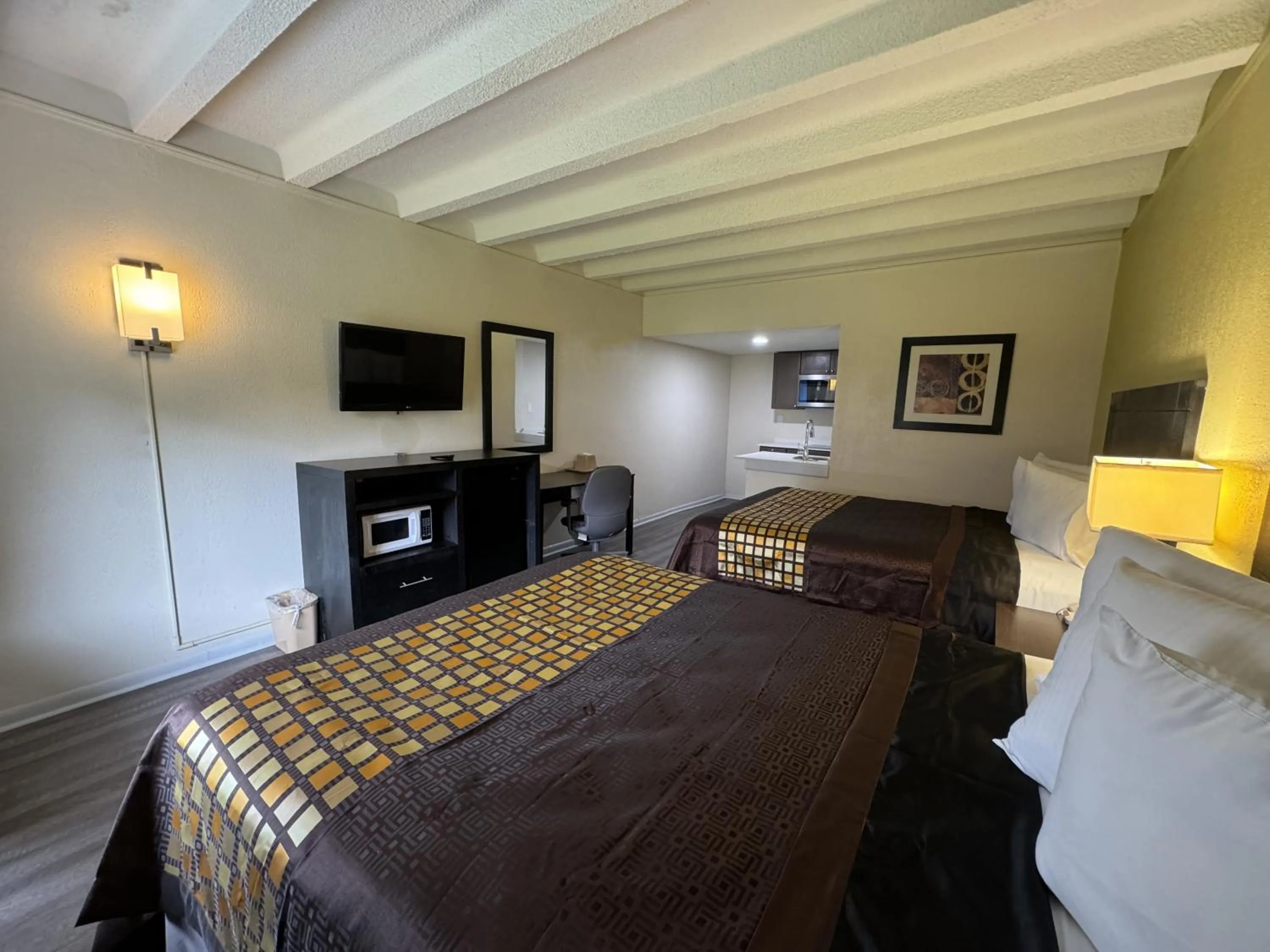 TV and multimedia, Bed in James River Inn & Suites