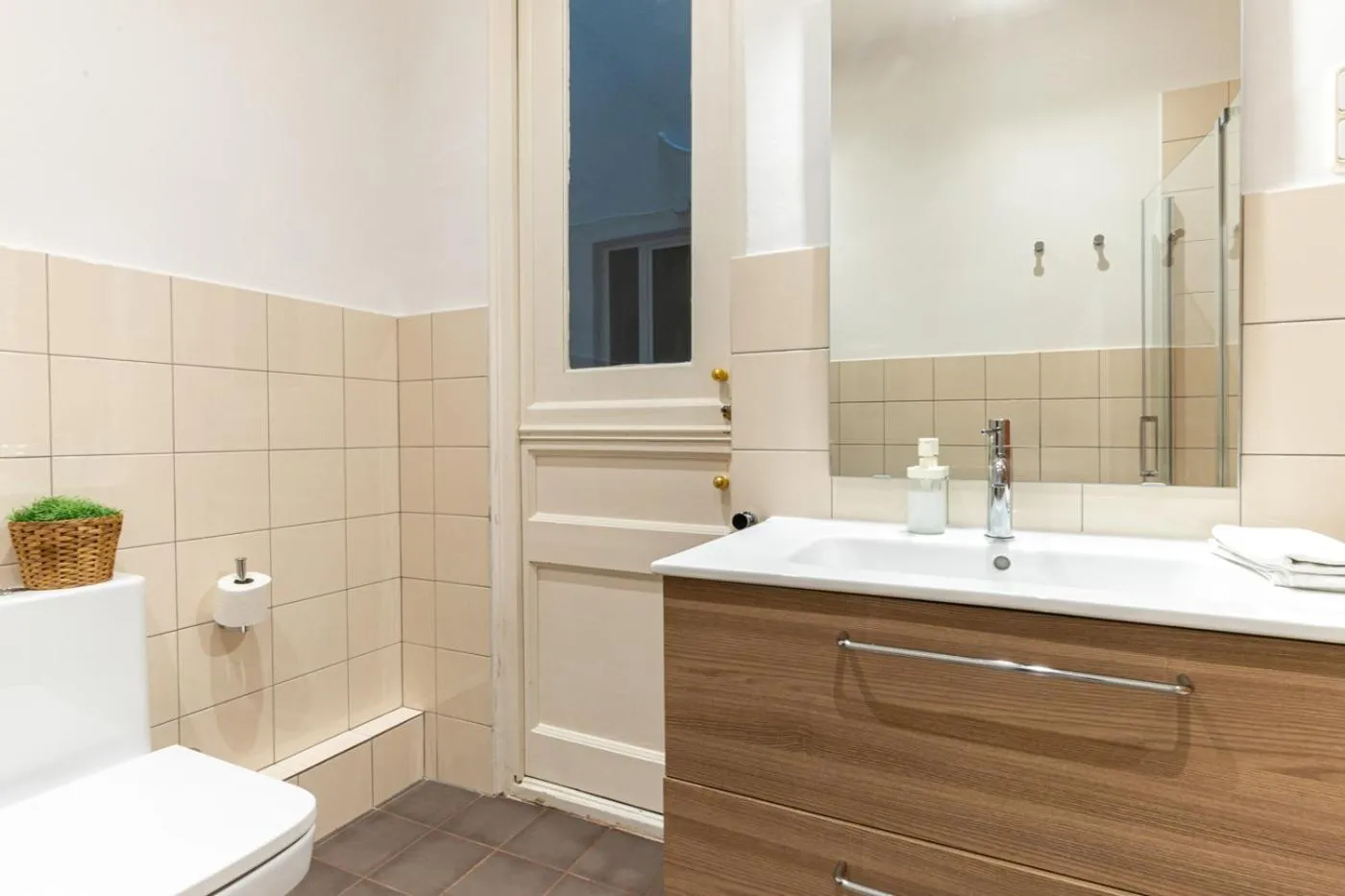 Bathroom in Weflating Sant Antoni Market