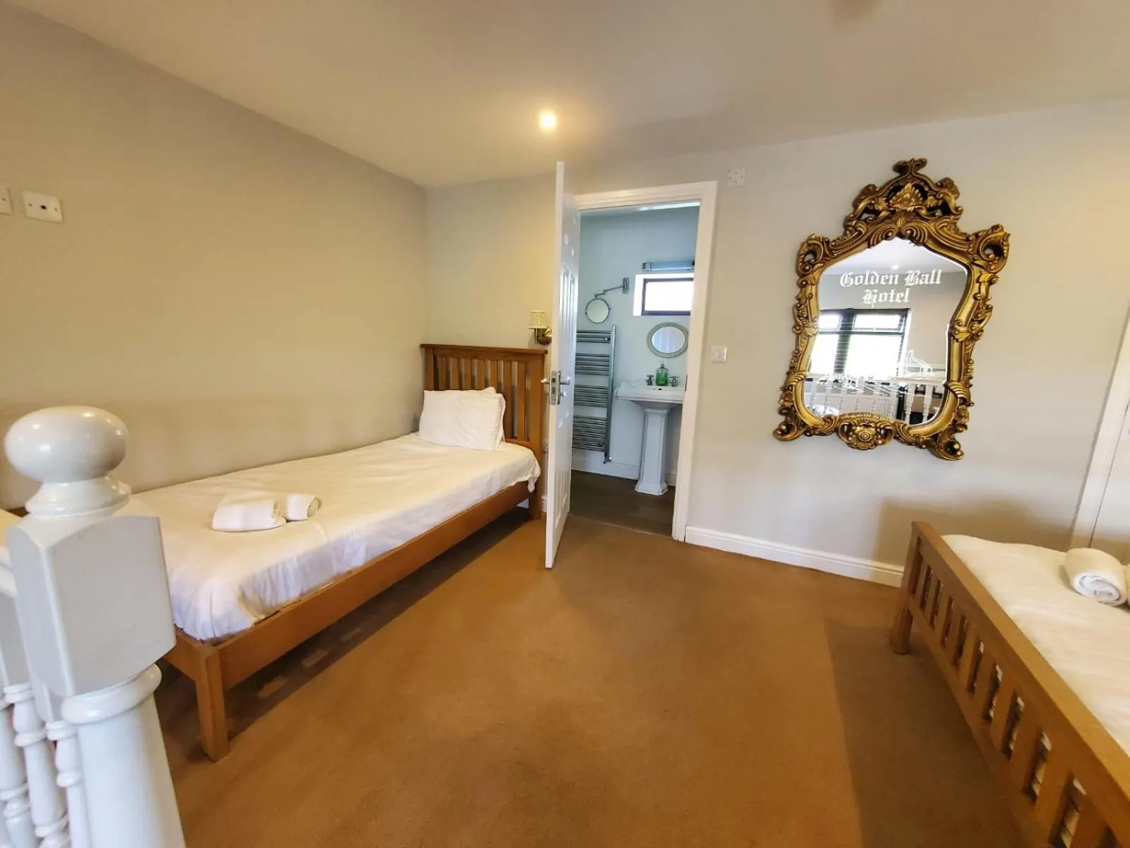 Property building, Bed in The Golden Ball Cottages