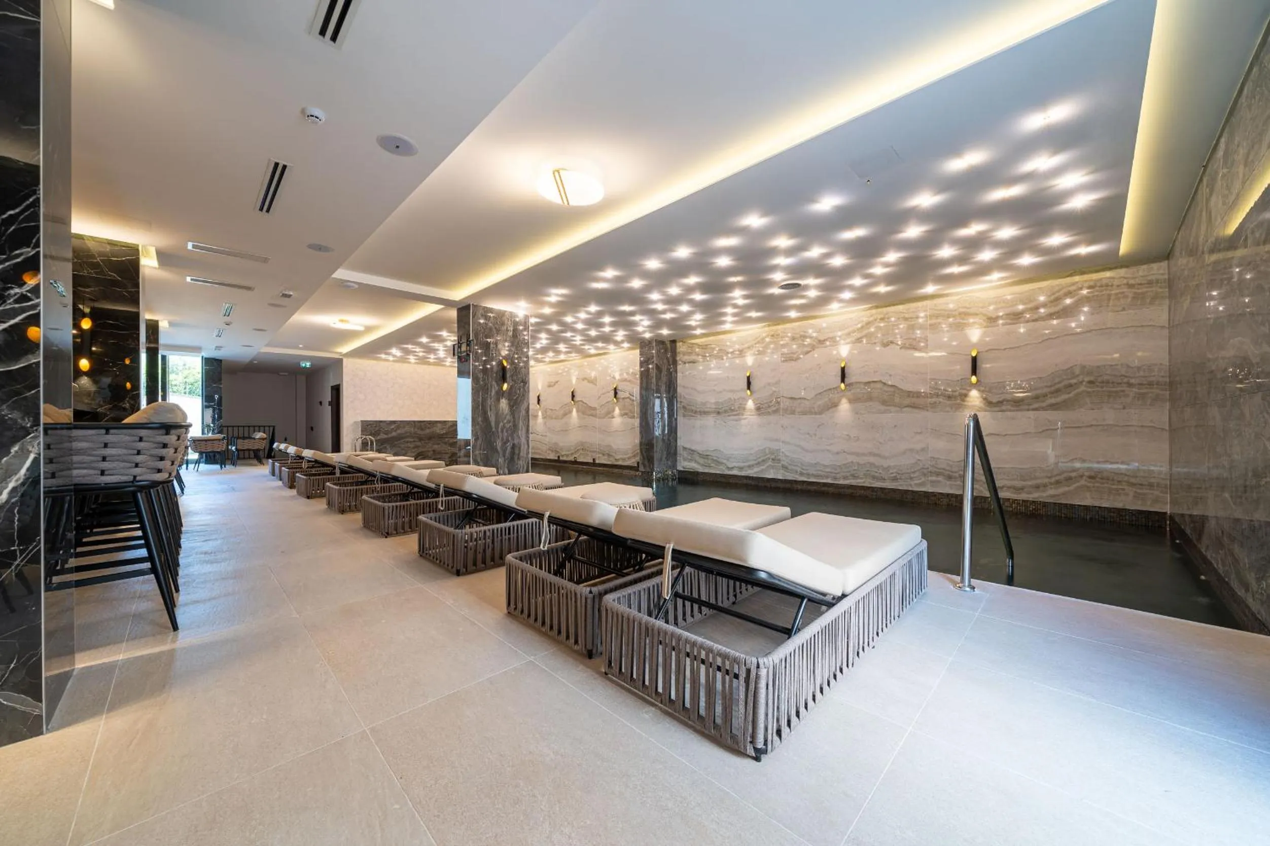 Swimming pool in Hotel Millennium by Aycon