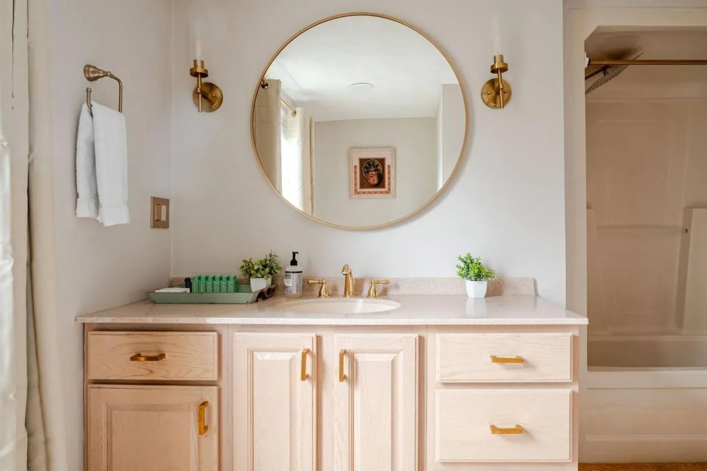 NEW! Family-Friendly Getaway -1 Mi to Dtwn Salem w Roof Deck & Tiki Bar