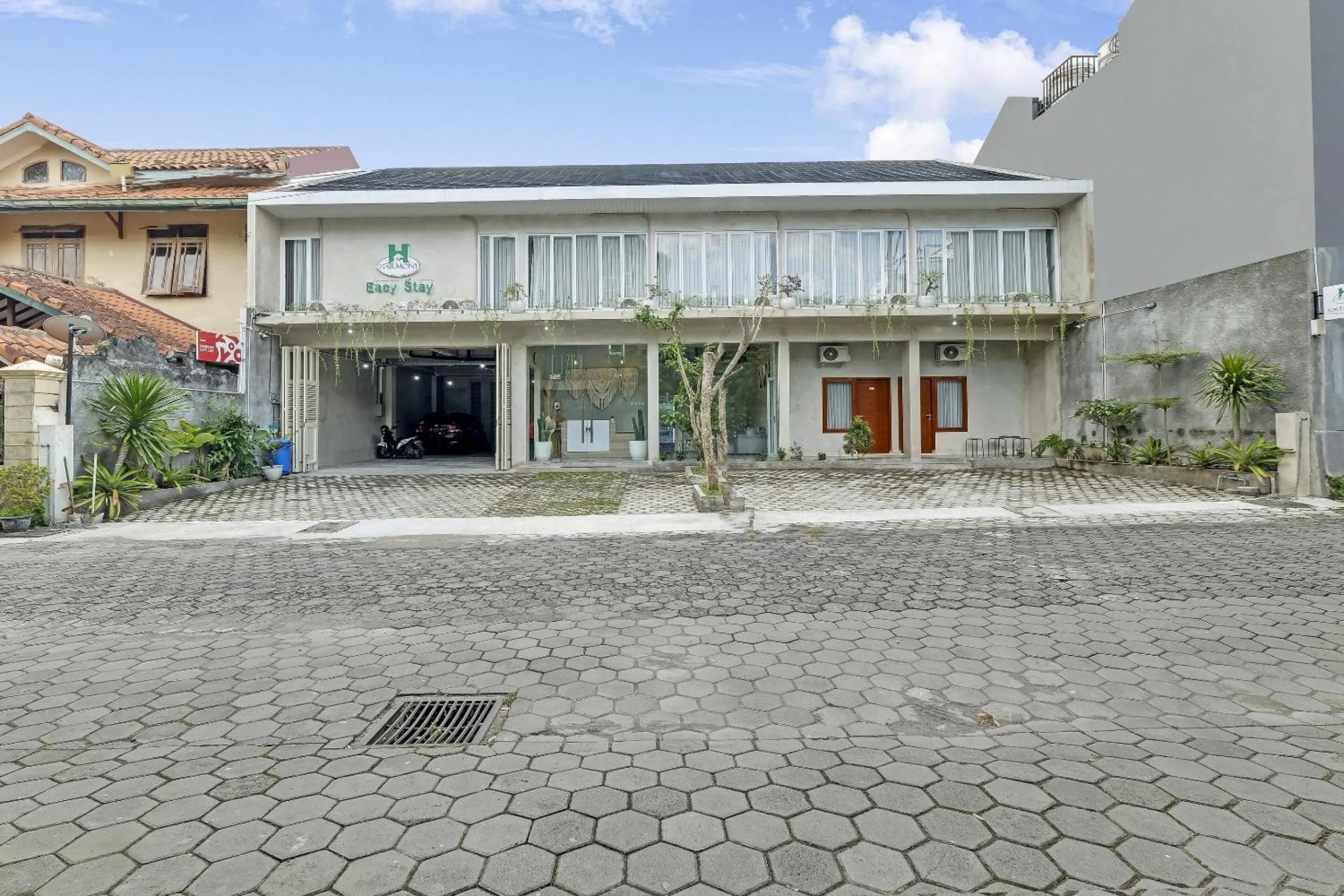 Facade/entrance in Capital O 90983 Harmony Easy Stay