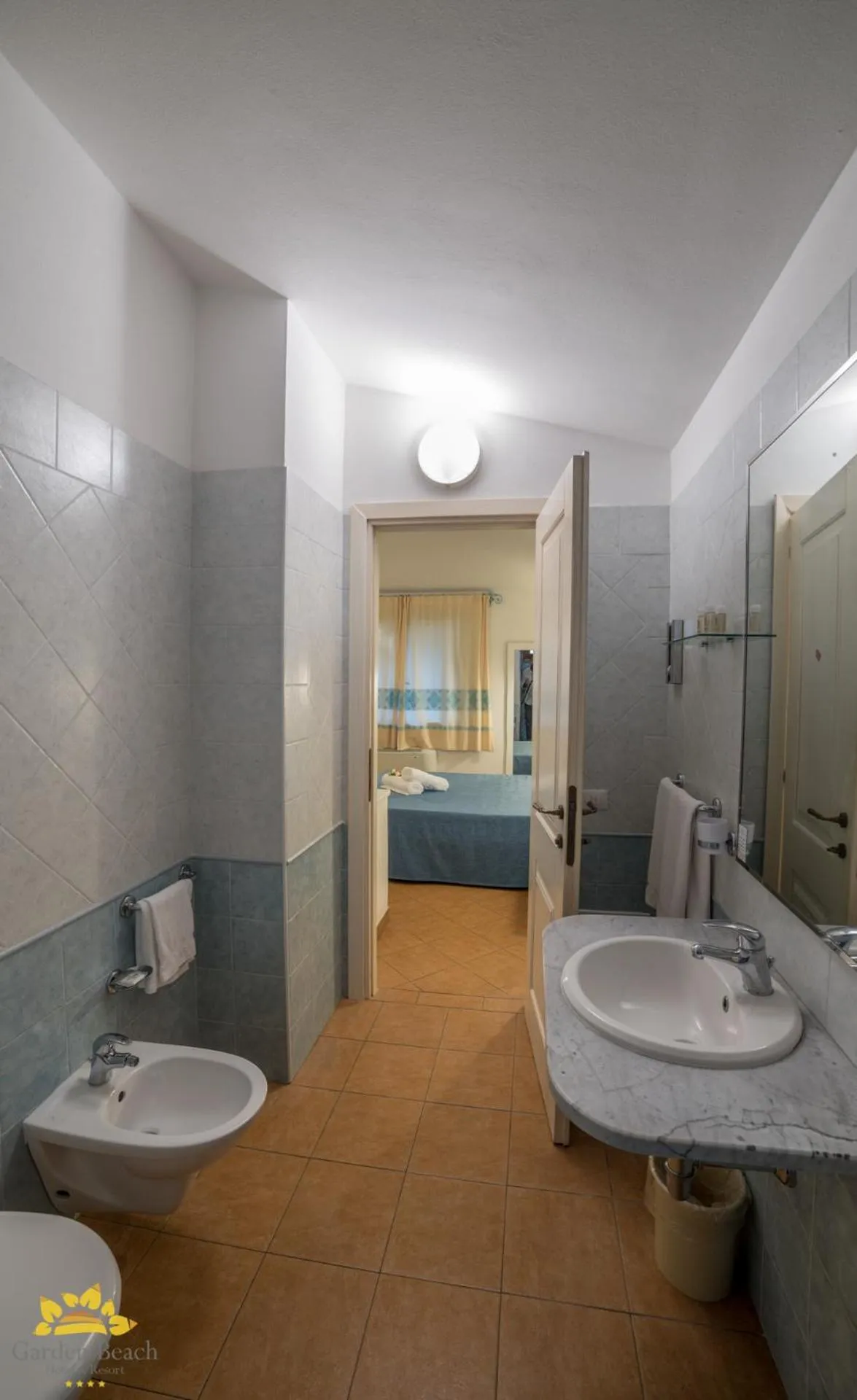 Bathroom, Bed in Hotel Garden Beach